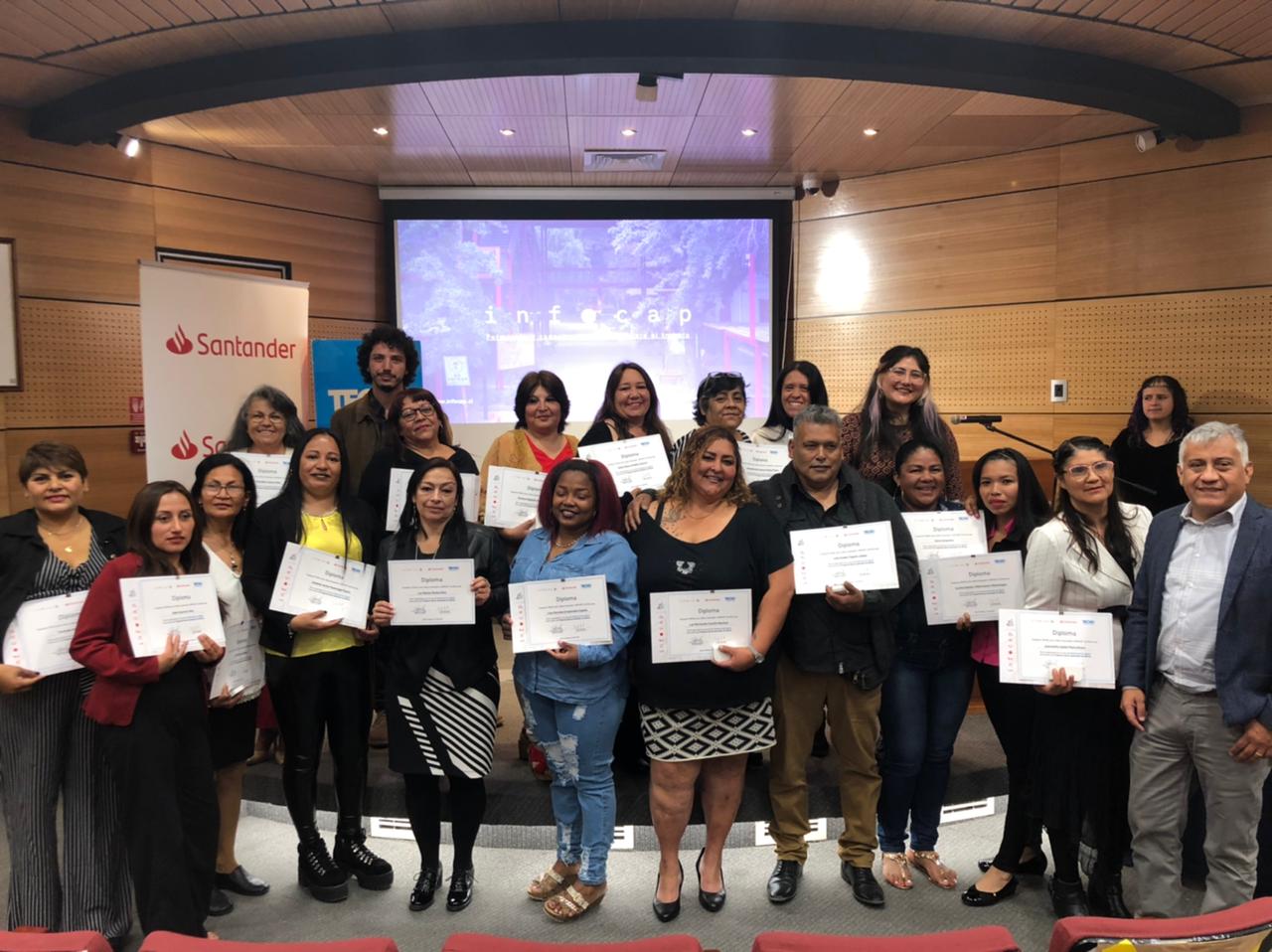 Estudiantes de campamento se gradúan en alfabetización digital