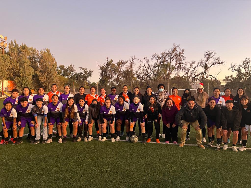 SEREMI de la Mujer y Deporte se reúnen con jugadoras de Cobreloa femenino