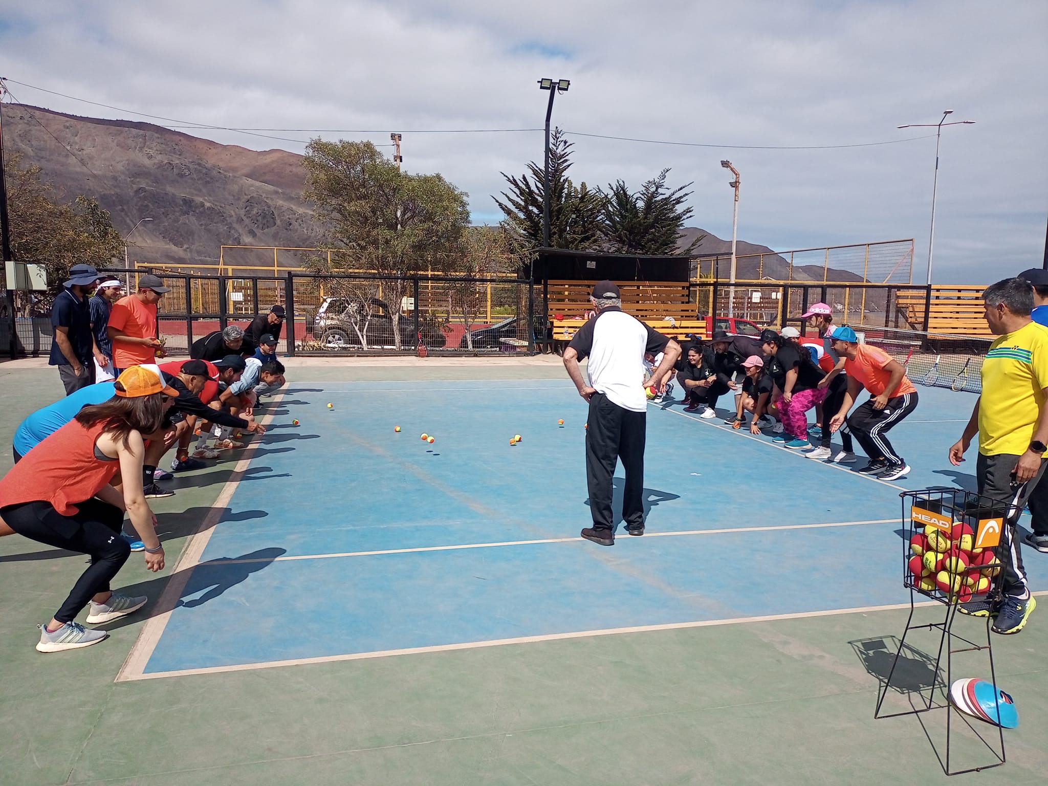 Capacitan a entrenadores/as de tenis de campo