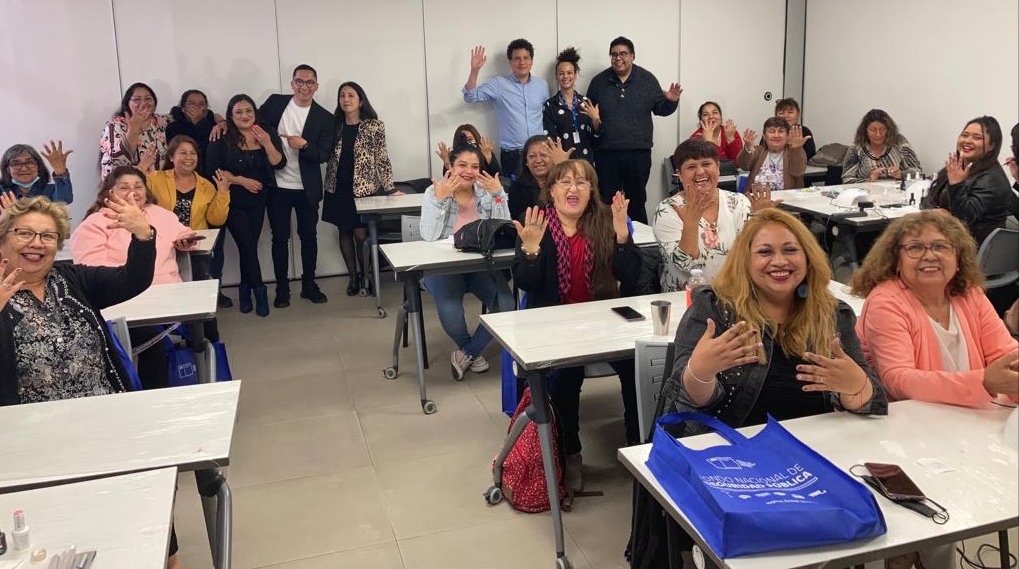 50 mujeres de “Barrios en Acción” reciben certificación en manicure