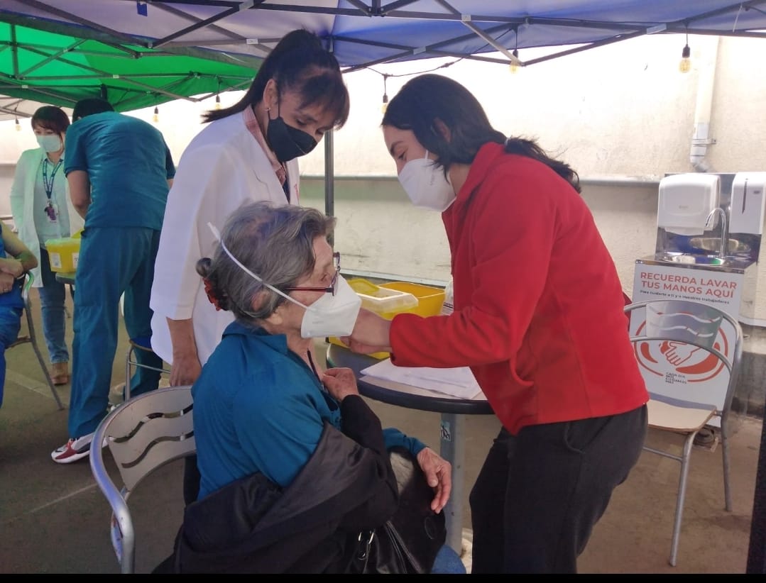 Salud incorpora vacunación anual covid19 a 53 mil crónicos y a más de 54 mil mayores de 60