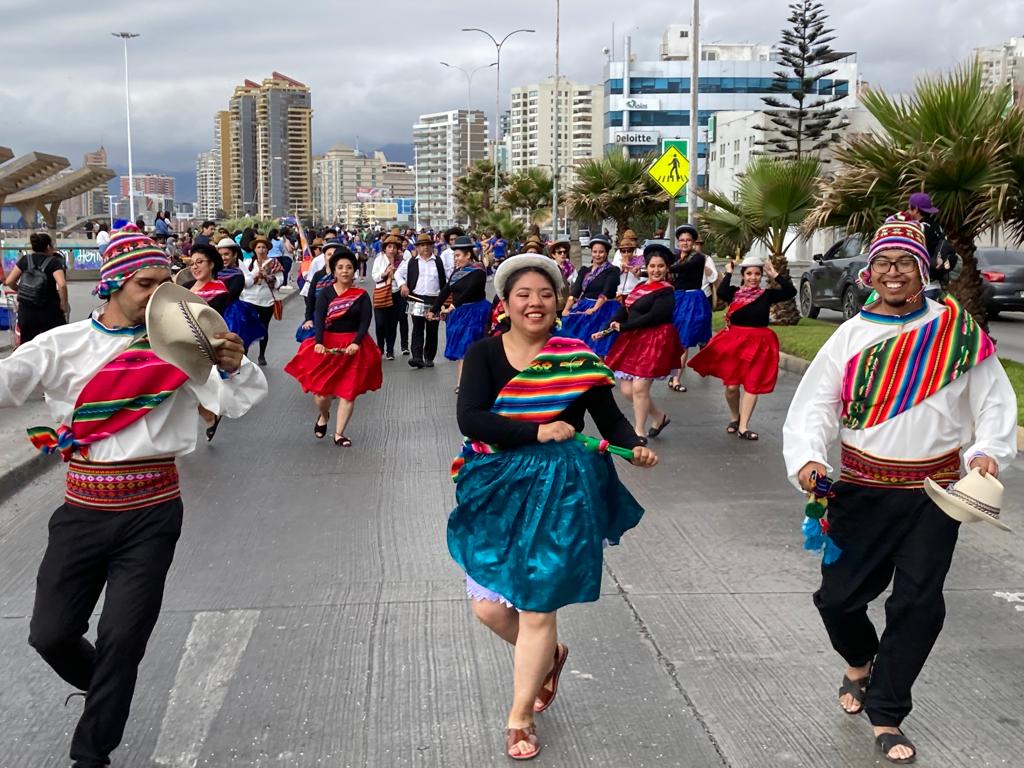 Bailes folclóricos y colorido “inundaron” la costanera
