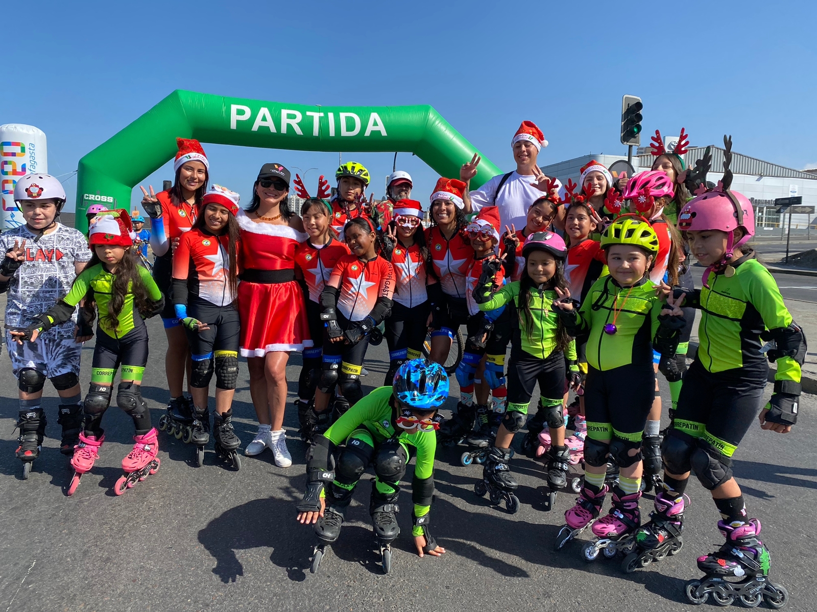 Cientos de personas disfrutaron de corrida navideña en el borde costero