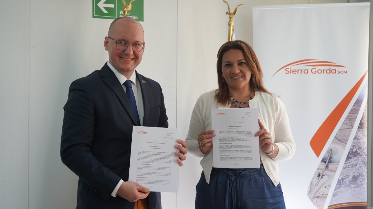 Minera firma convenio colaborativo con Municipalidad Sierra Gorda