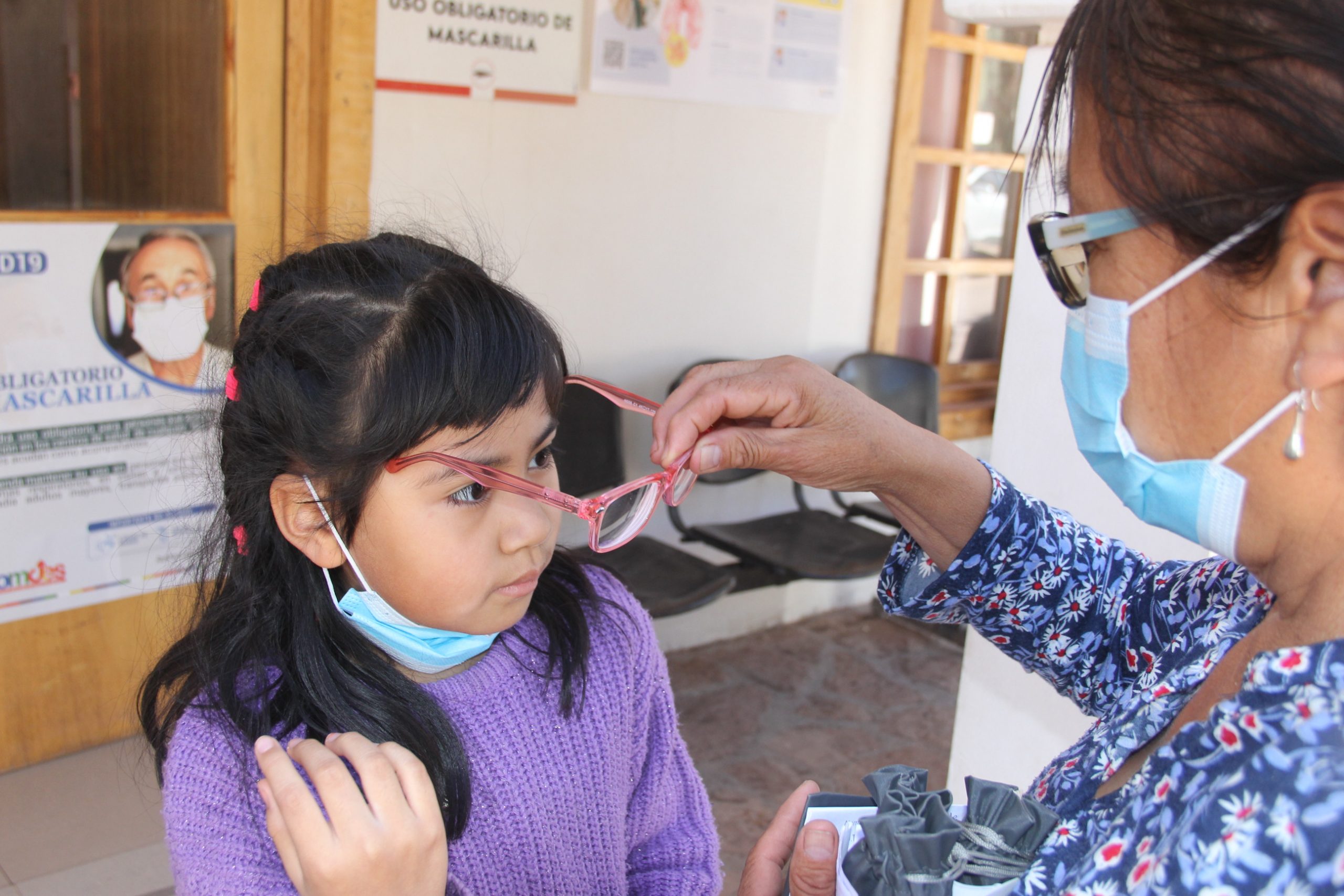 Vecinos de Alto El Loa reciben lentes ópticos gracias a operativo médico
