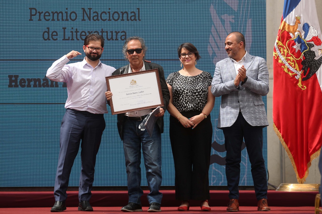 Presidente Boric y ministra Julieta Brodsky entregan en la Moneda Premio Nacional de Literatura 20022 a Hernán Rivera Letelier