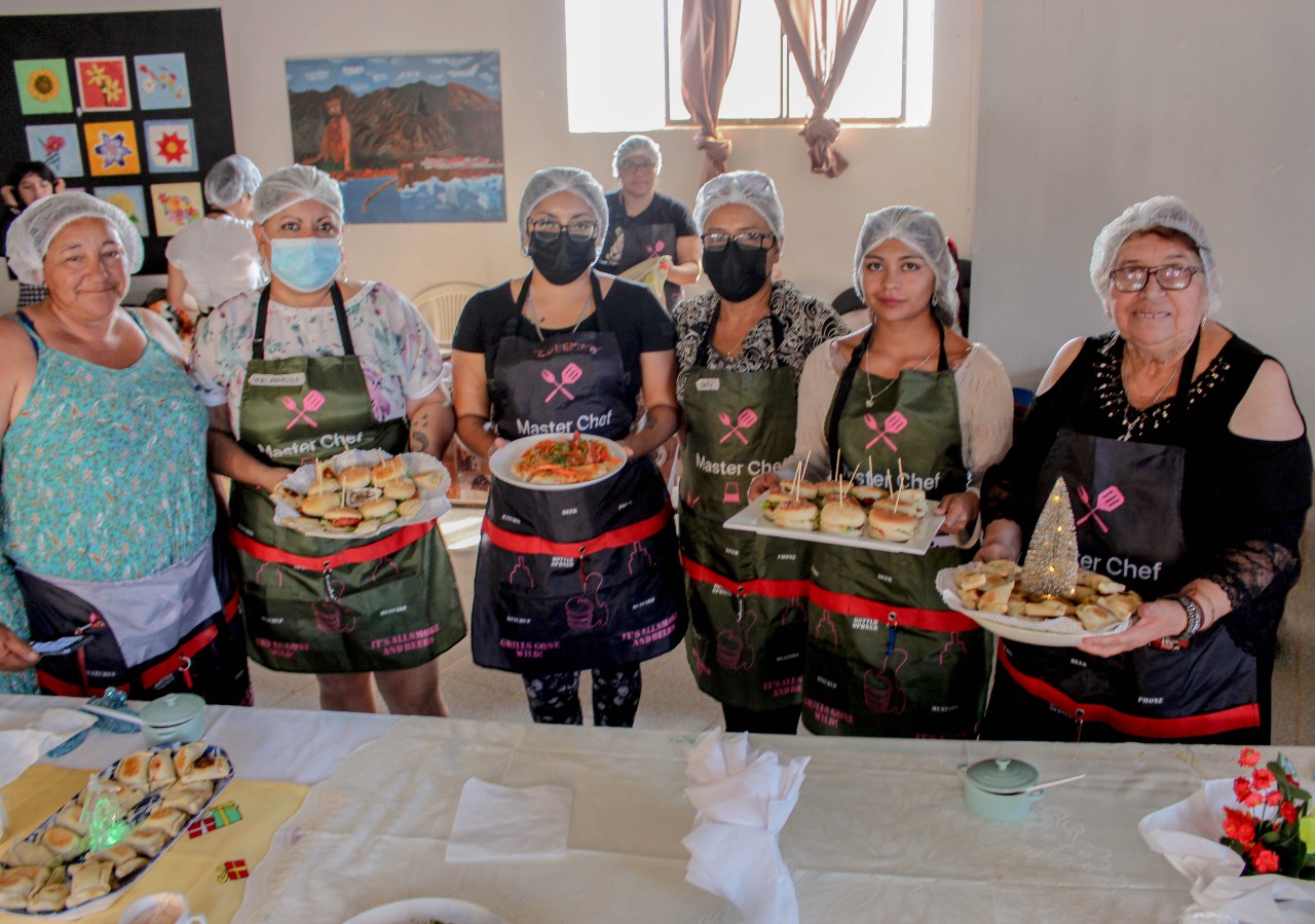 <strong>Vecinos y vecinas de Michilla se capacitaron en manipulación de alimentos y emprendimiento</strong>