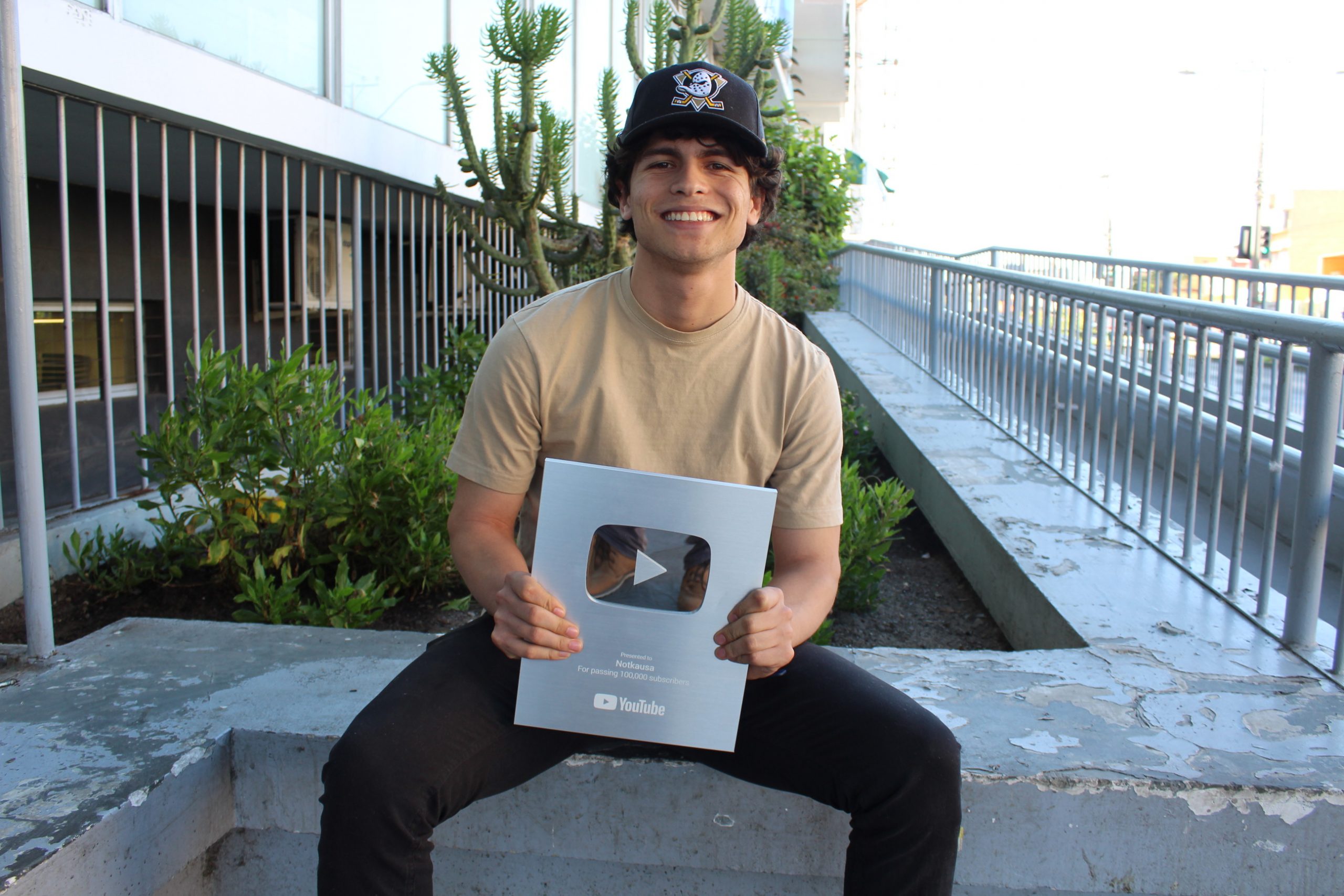 Placa por llegar a 100 mil suscriptores en Youtube recibió joven radicado en Antofagasta