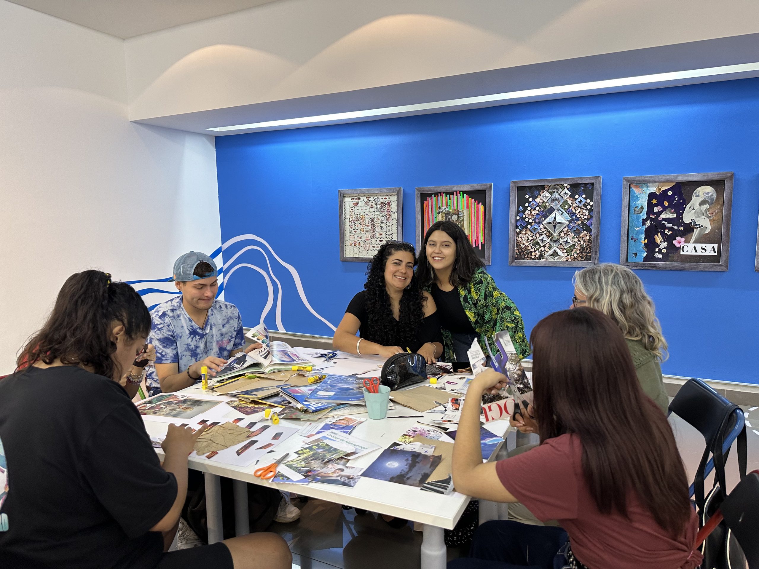 Artistas realizan talleres de collage en la Sala de Arte de FME