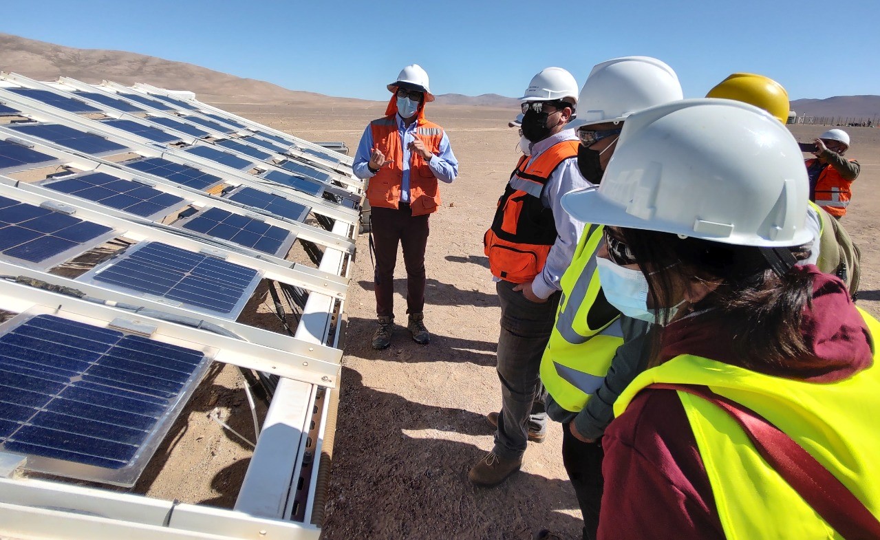 Parte innovador proyecto para reutilizar paneles fotovoltaicos desechados por plantas solares