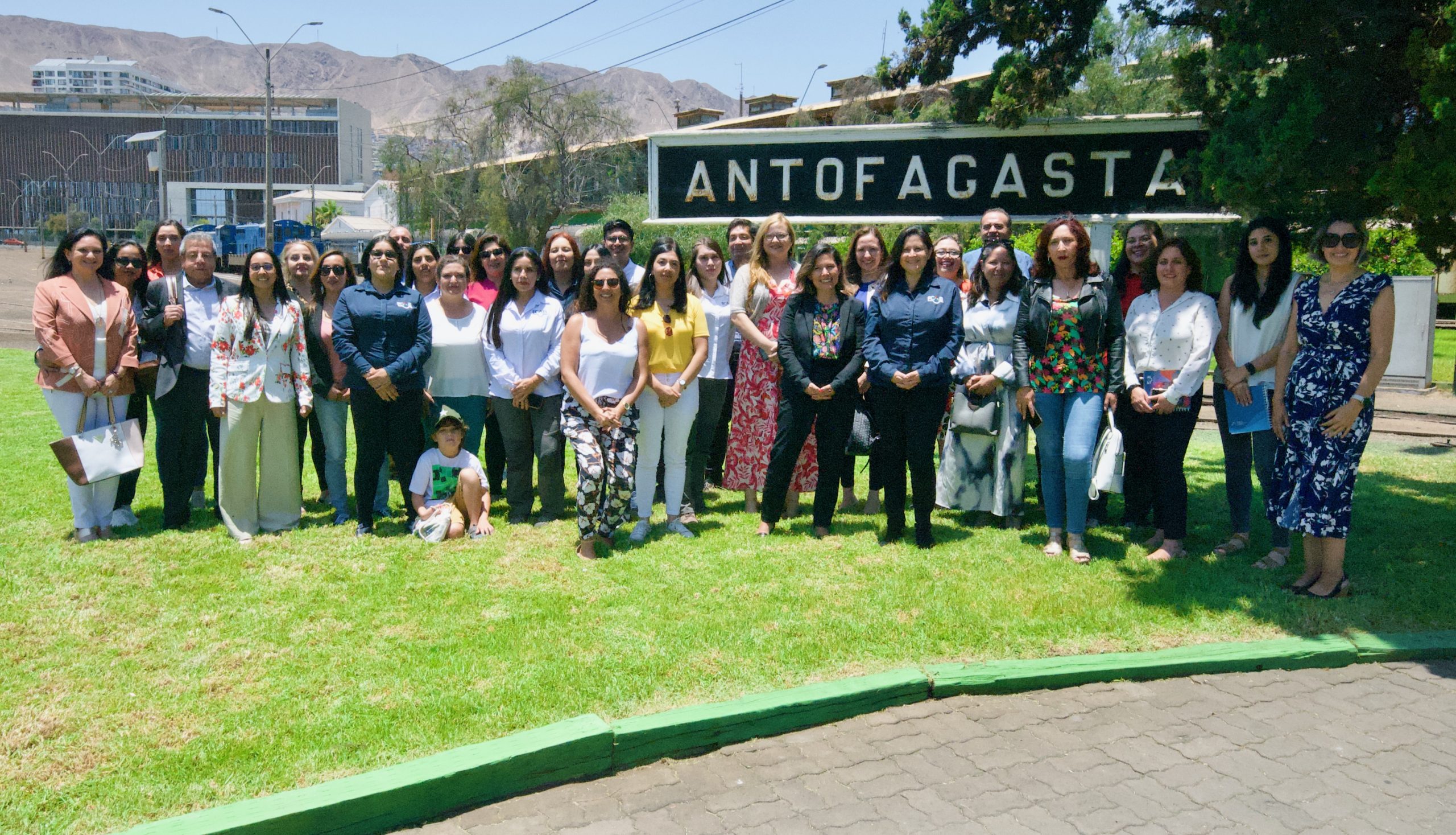 Reúnen en Antofagasta a trabajadoras en oficios masculinizados de diversas empresas