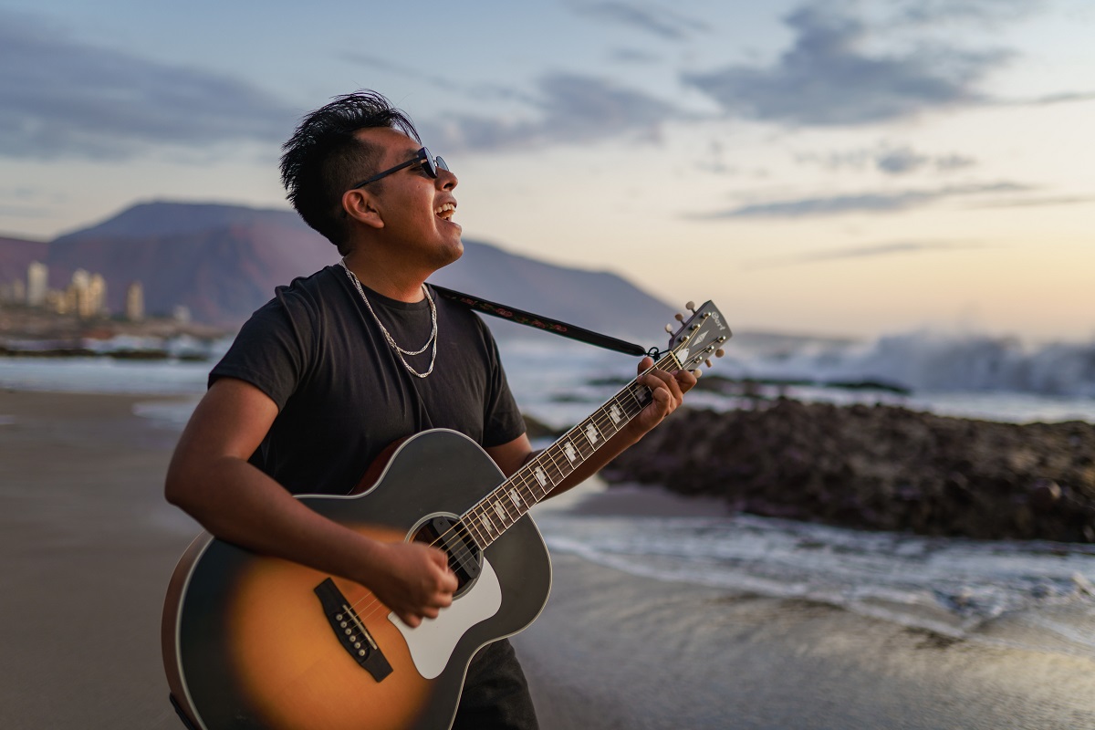 Desde San Pedro de Atacama, Víctormanuel presenta el videoclip de “Regalo”