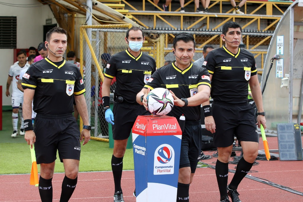 <strong>Entre volcanes y canchas de fútbol: geólogo antofagastino figura como árbitro internacional de la FIFA</strong>
