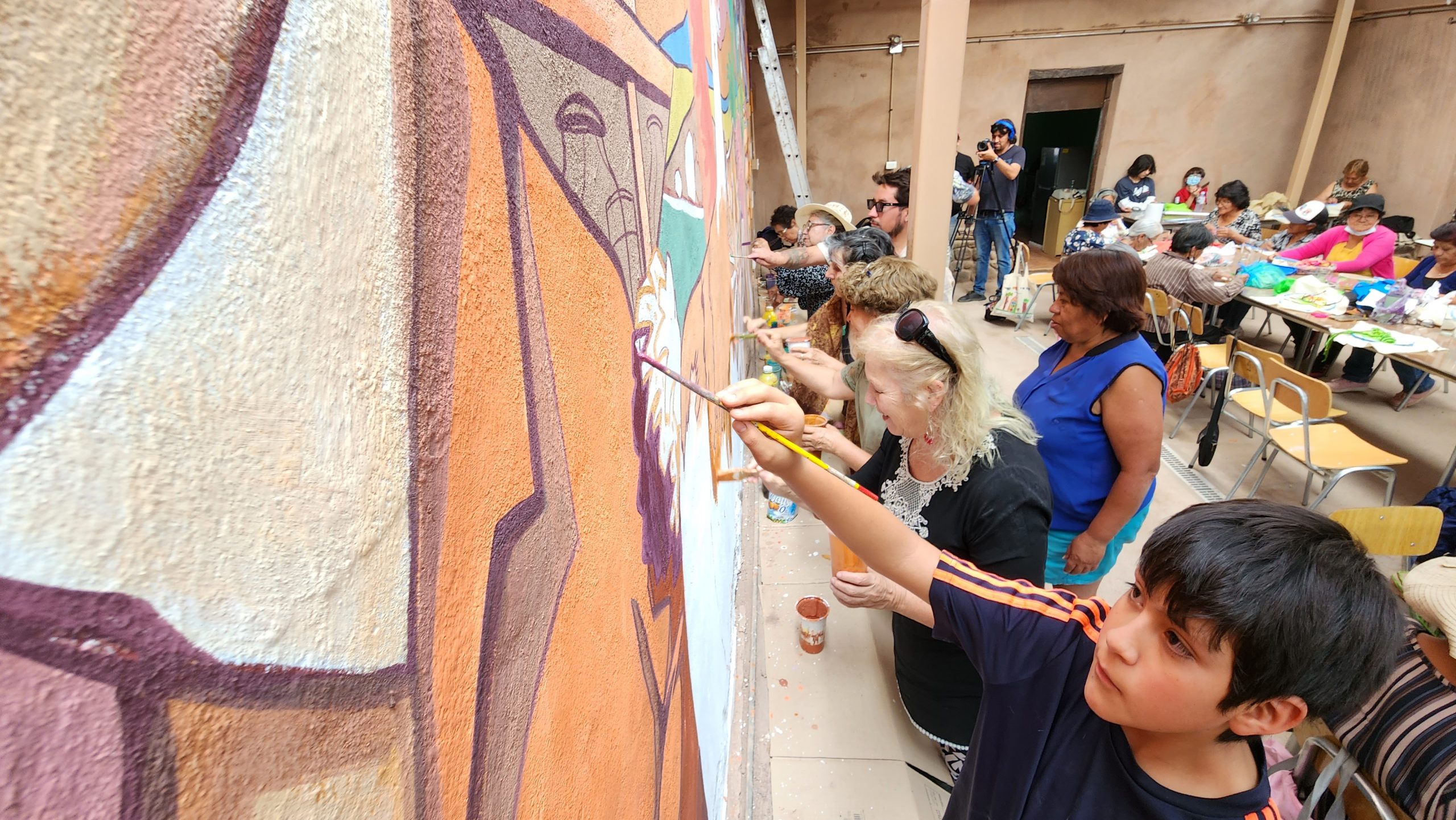 Integrantes del Club del Adulto Mayor Simón Benítez inauguraron mural participativo con su historia y su visión de la comuna