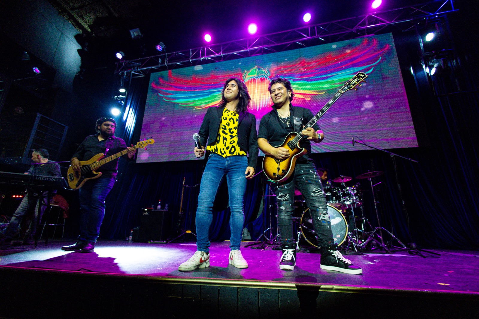 Doble de Steve Perry vuelve con su banda para homenajear los 50 años de Journey