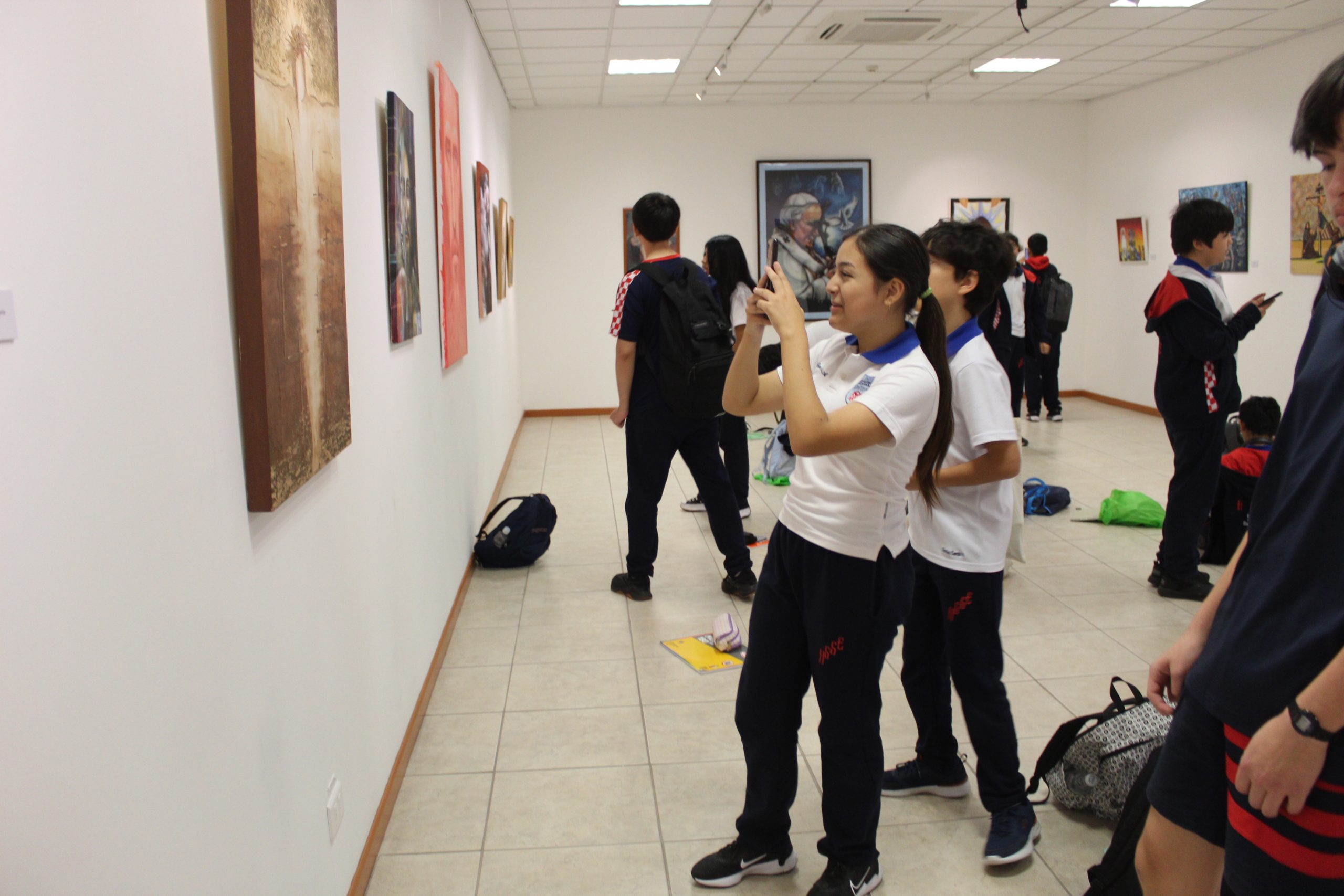 <strong>Estudiantes antofagastinos participaron en jornadas de mediación artística en Salón Chela Lira</strong>