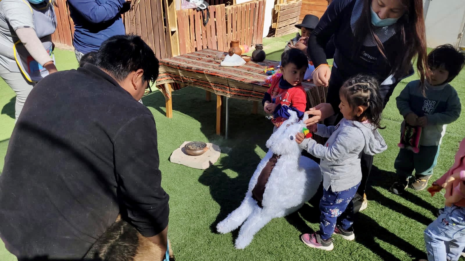 Niñas y niños del jardín infantil Lickan Antay participaron en tradicional floreo de animales