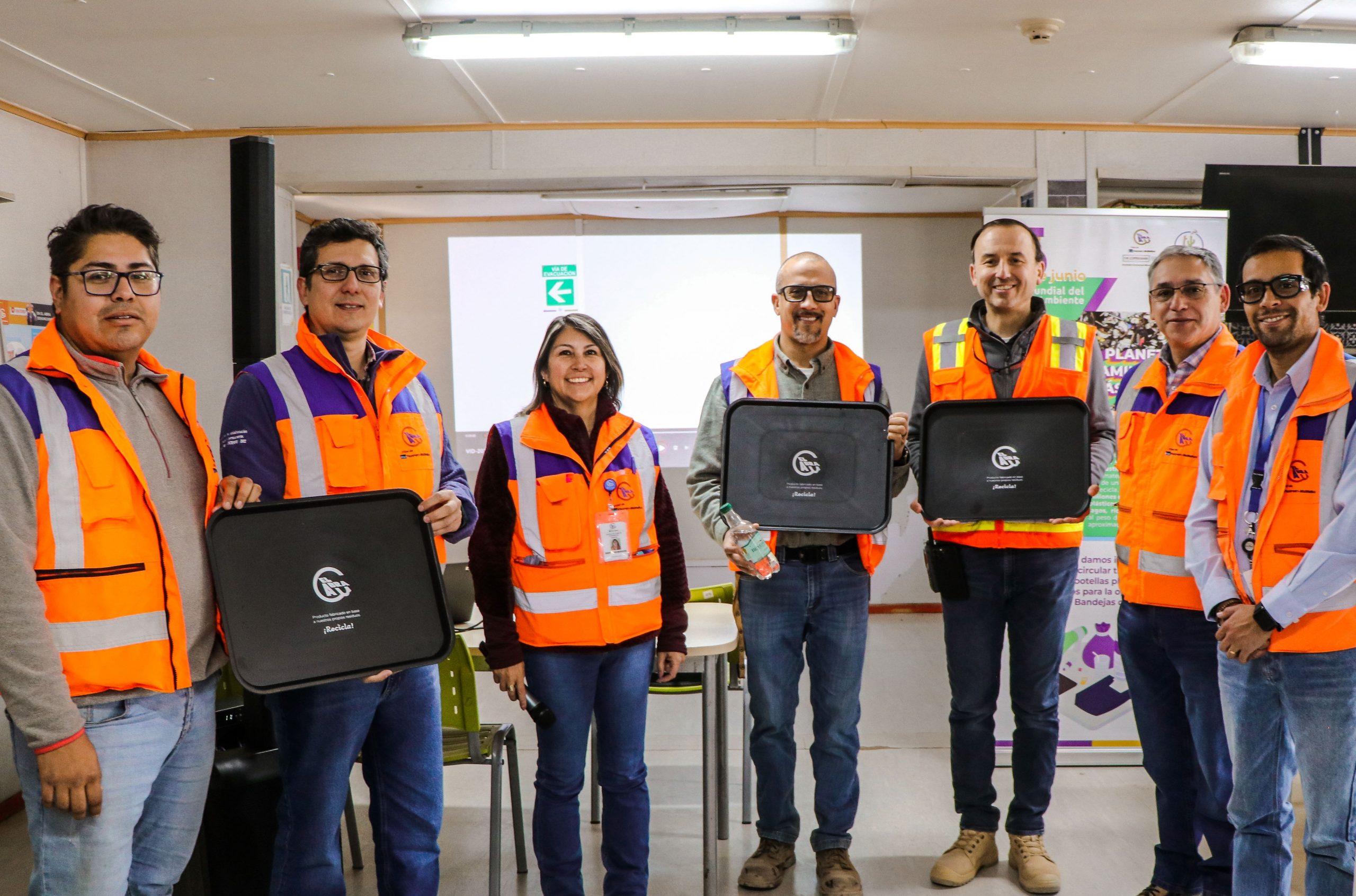 <strong>Minera El Abra comienza a usar bandejas elaboradas con botellas plásticas recicladas en sus casinos</strong>