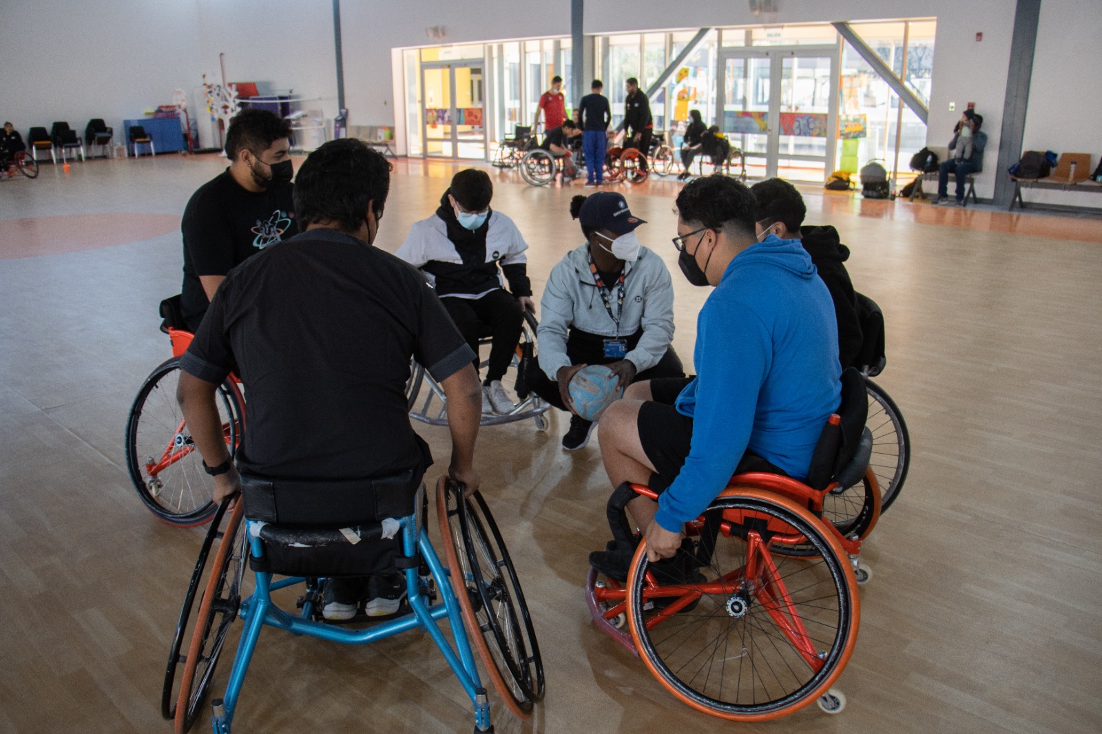 Estudiantes de Kinesiología se introducen al mundo del deporte paralímpico