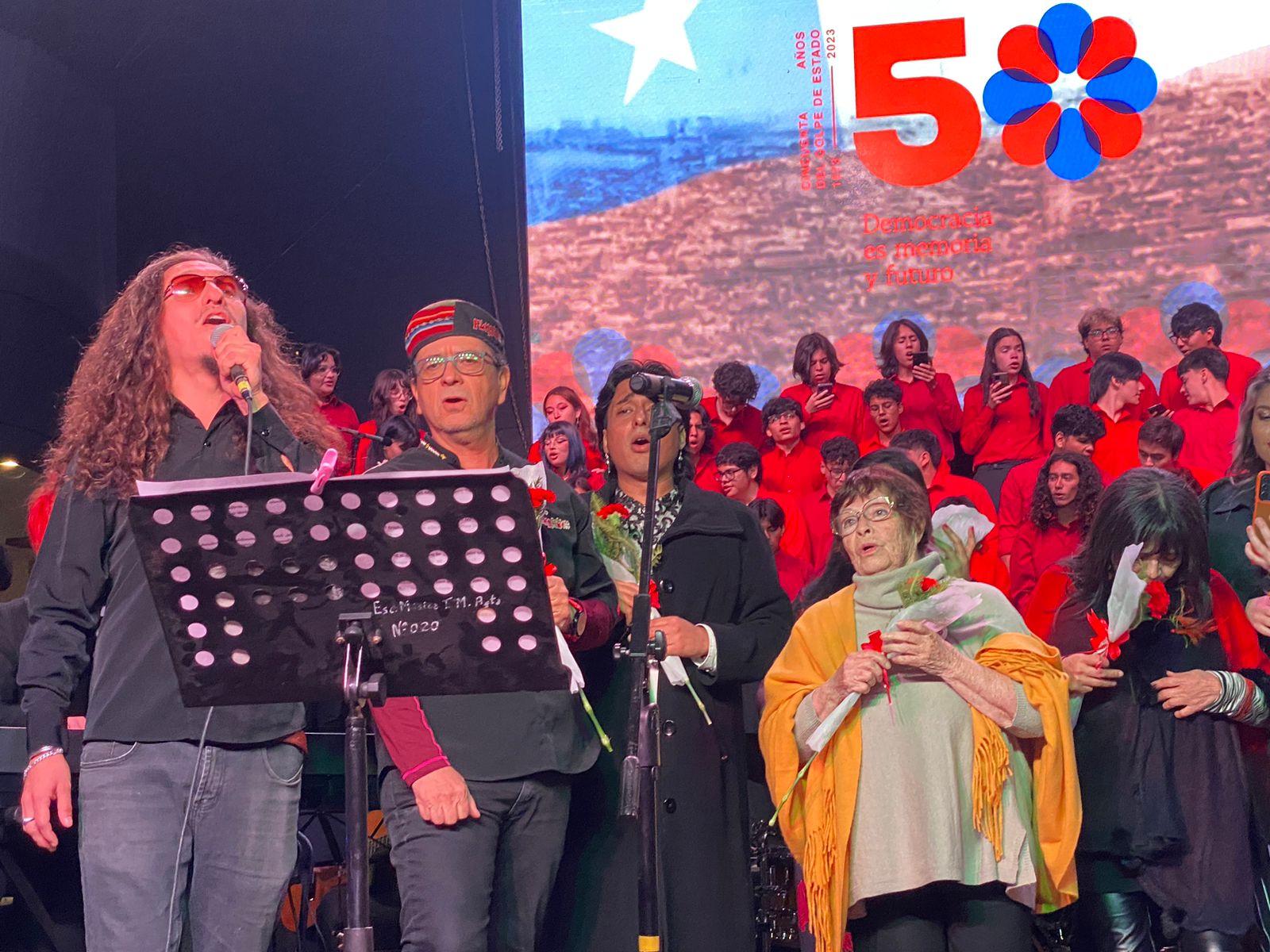 <strong>“Once Voces por el Nunca Más” llenó de música y memoria la plaza Sotomayor para conmemorar los 50 años del Golpe de Estado</strong>