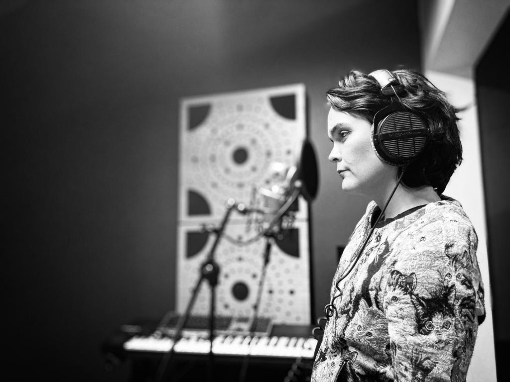 Camila Moreno reversiona ‘Pájaros de Fuego’ para “Hawker Hunter, El ruido del silencio”