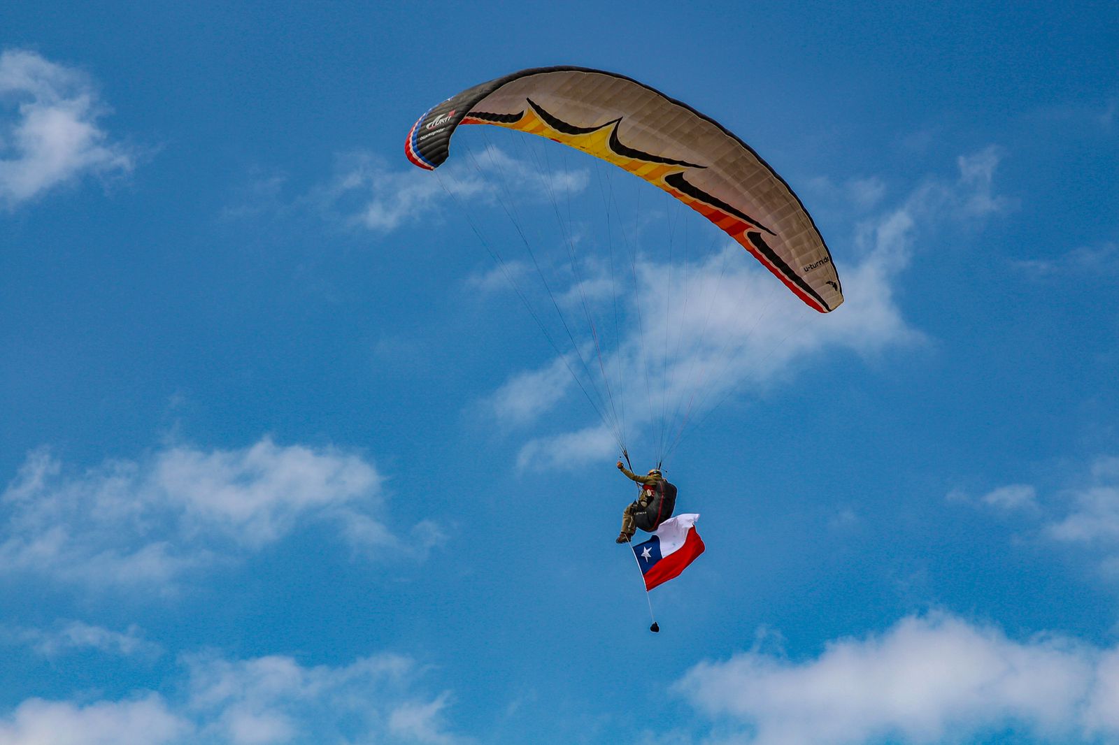 <strong>Sernatur realiza operativo de fiscalización en conjunto a la Armada y la DGAC en encuentro deportivo de parapentes</strong>