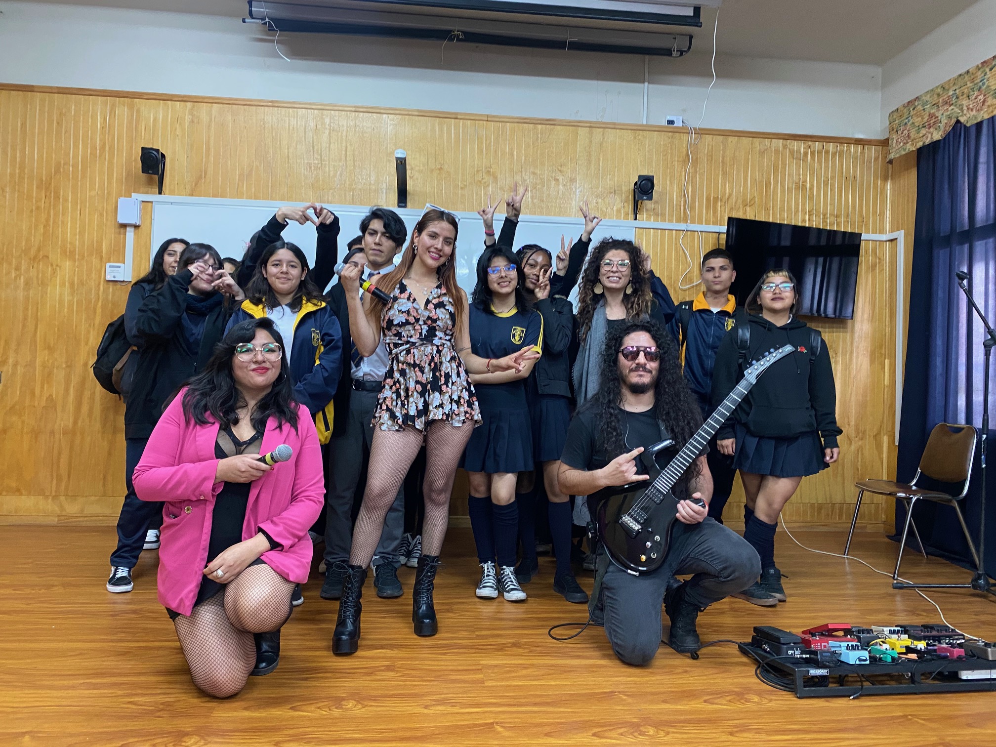 Con estudiantes del liceo Marta Narea Díaz y cantante urbana Effy Flo comenzó Programa de Apreciación de la Música Nacional