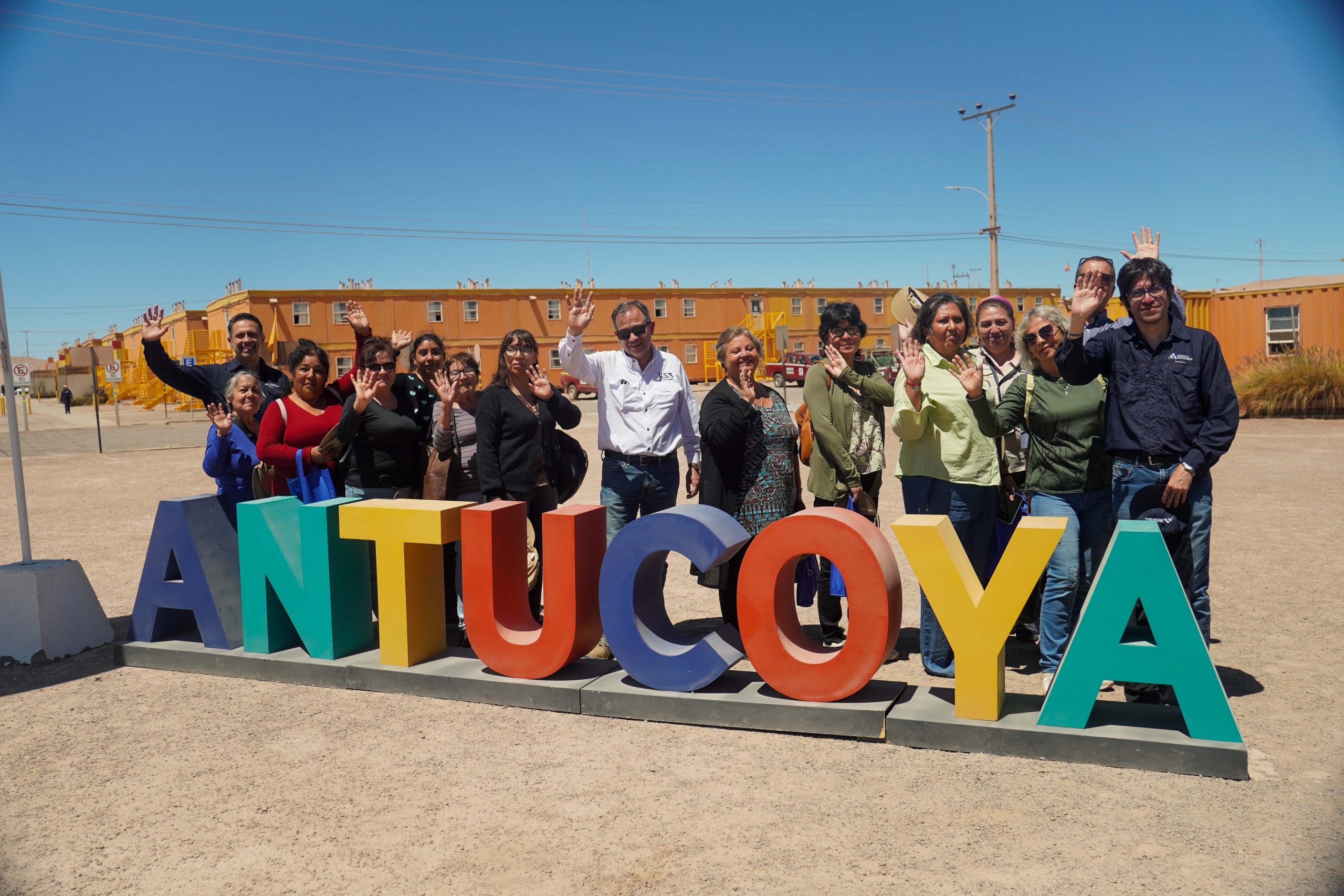 Mujeres fabricaron mil 800 cortinas para campamento minero