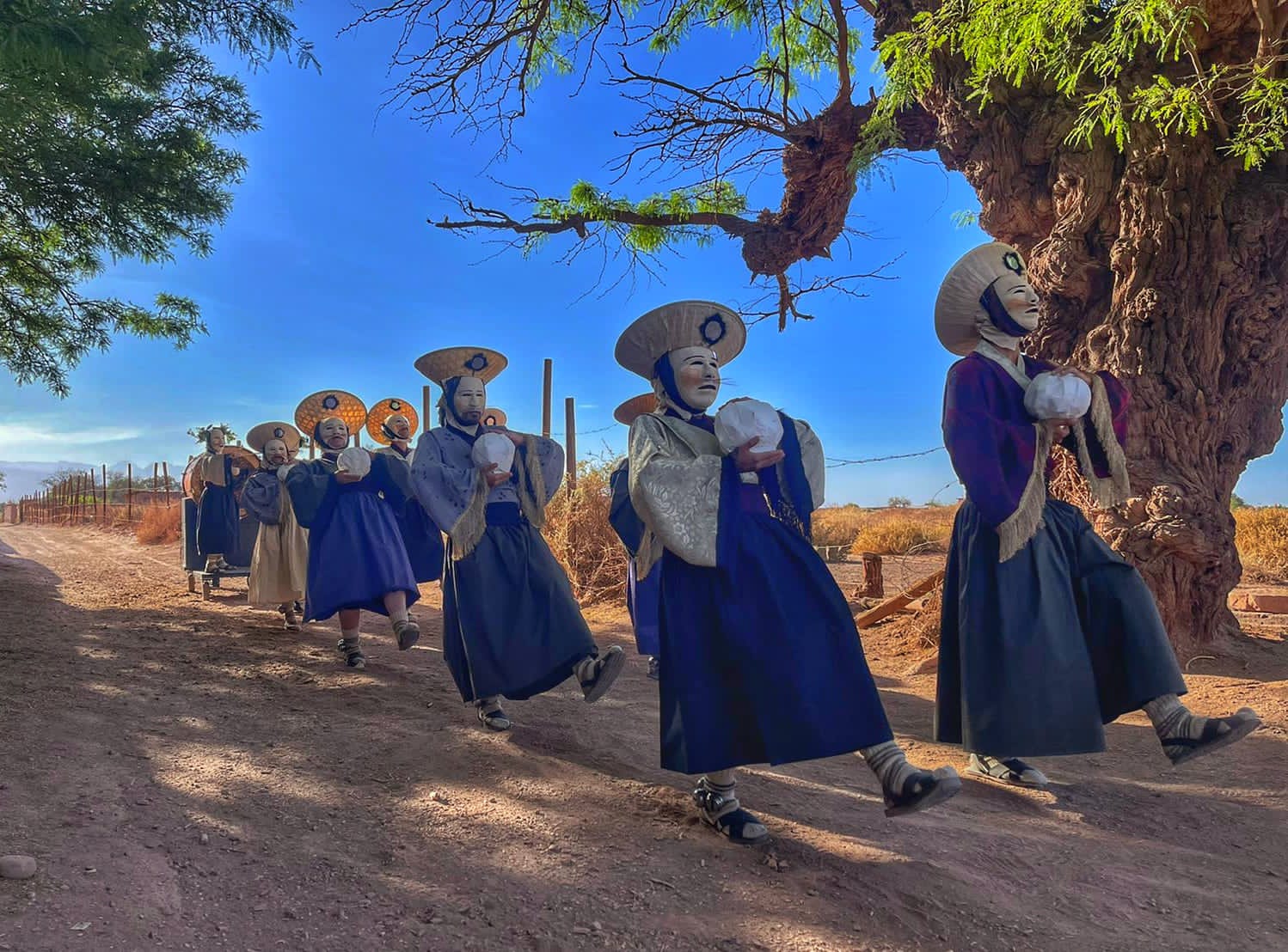 <strong>La Huella Teatro anuncia gira por el Salar de Atacama con el espectáculo de calle “CKURI, Limpiadores de Pueblos”</strong>