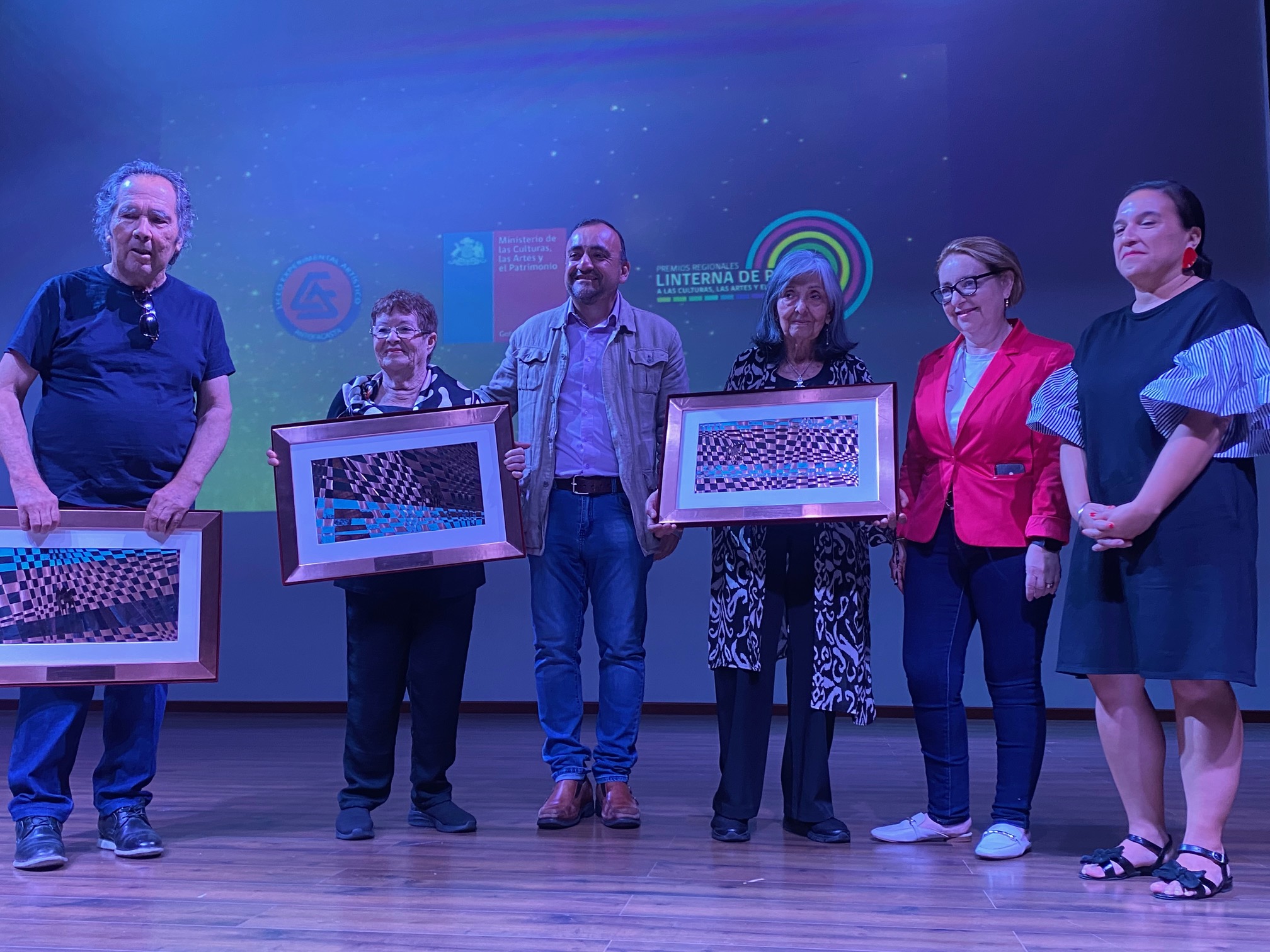 <strong>En emotiva ceremonia artista visual Waldo Valenzuela Maturana recibió Premio Regional a las Artes, las Culturas y el Patrimonio “Linterna de Papel”</strong>