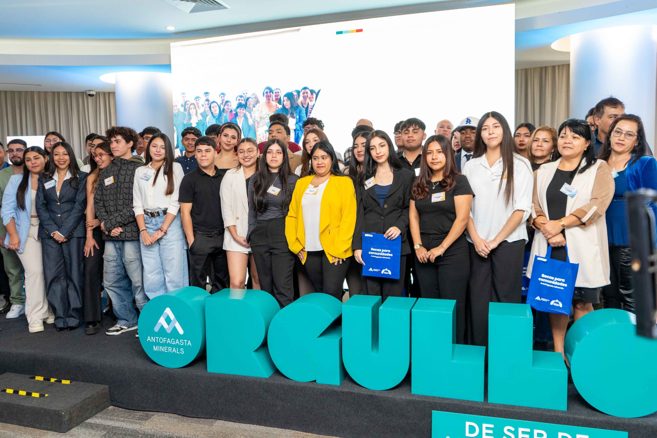 Cien personas cumplen sueño de estudios superiores gracias a becas de Antofagasta Minerals