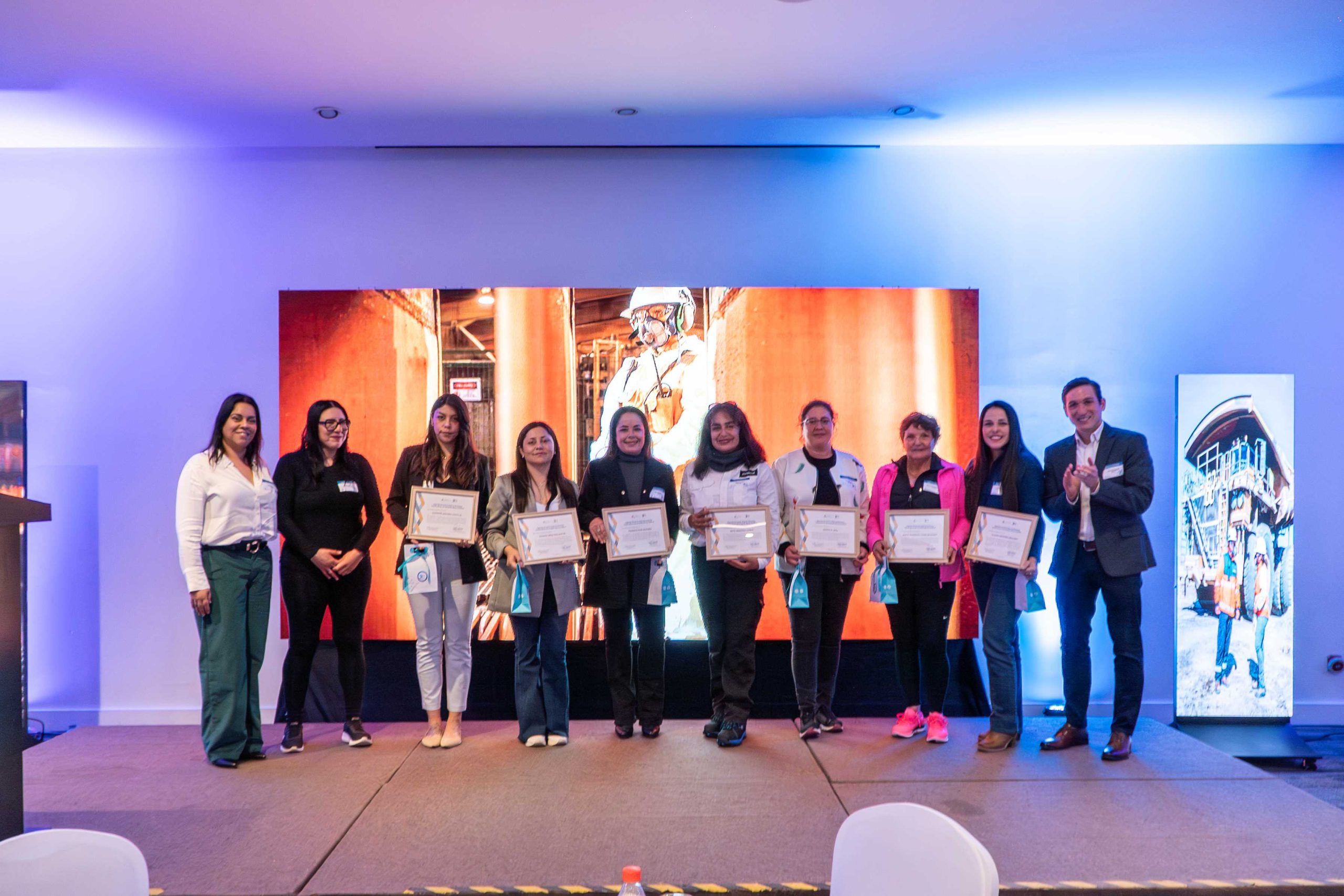 Zaldívar reunió a más de 120 mujeres líderes de la compañía y sus empresas colaboradoras