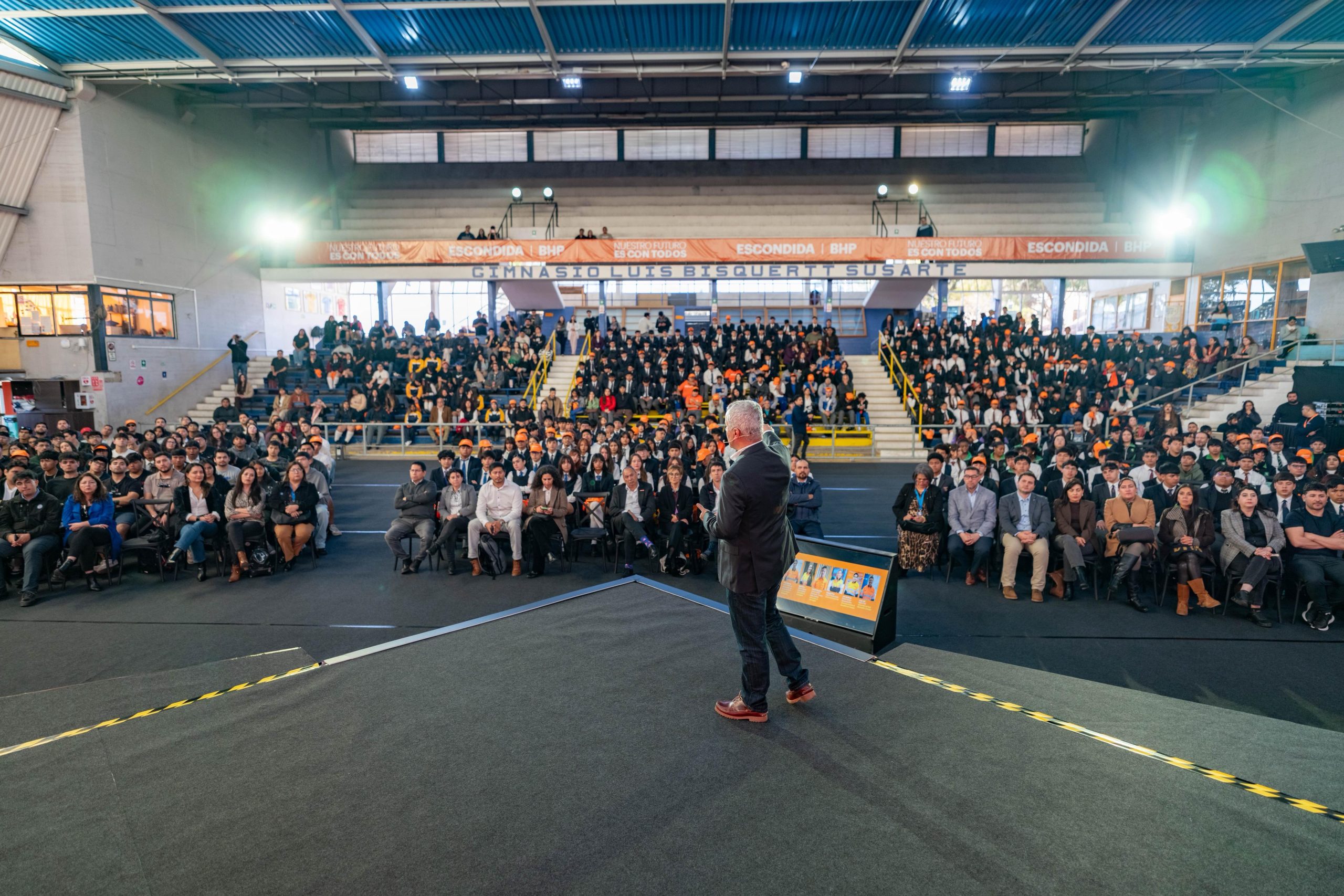 Multitudinaria charla de presidente de Escondida | BHP con estudiantes