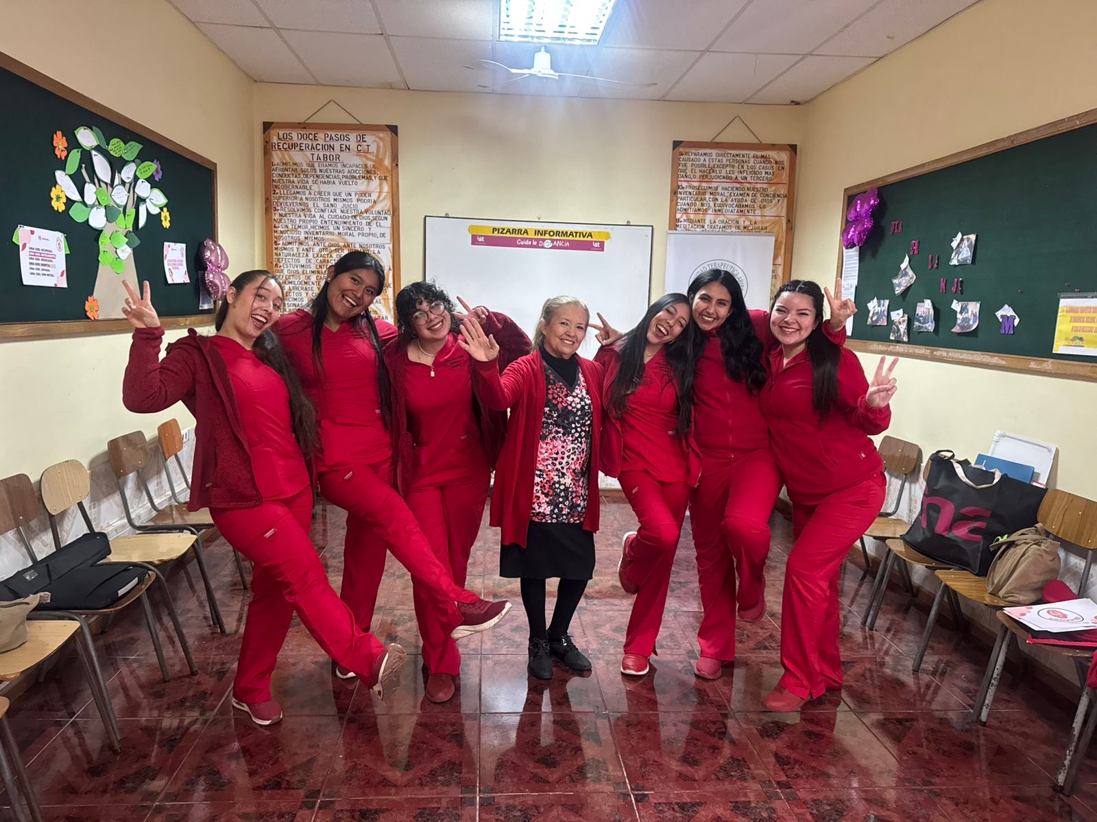 Estudiantes de Obstetricia realizaron charla educativa sobre ITS a mujeres de la Fundación Tabor