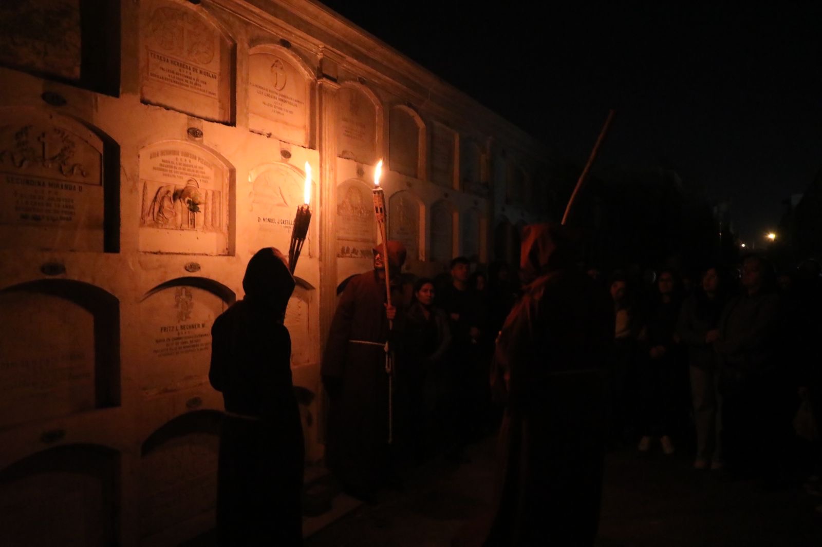 Con gran éxito retoman recorrido nocturno en Cementerio General