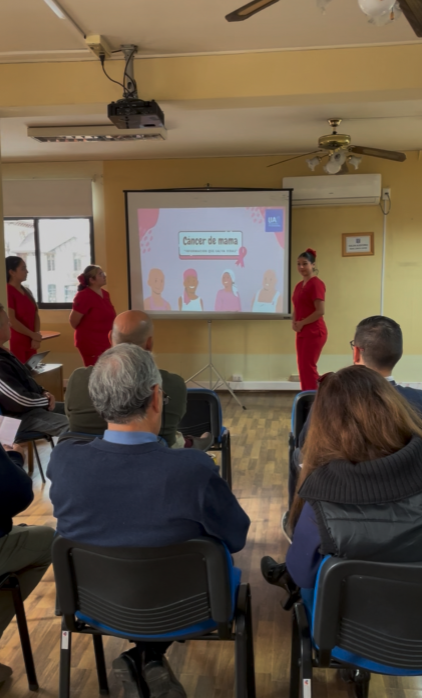 Estudiantes de obstetricia realizaron charla educativa sobre cáncer de mama en Aduana