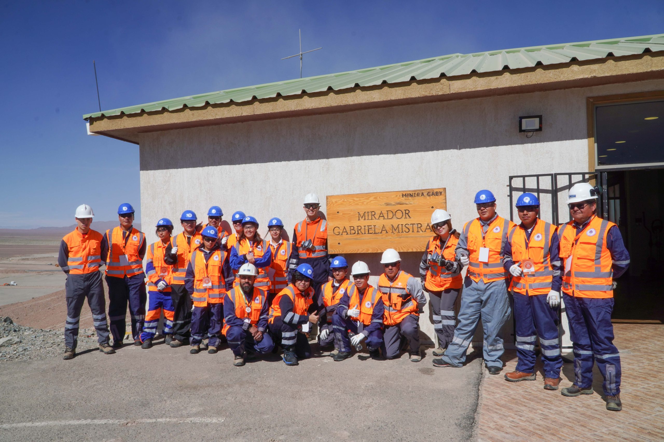 Jóvenes técnicos del Liceo Cesáreo Aguirre Goyenechea conocen la minería del futuro en terreno