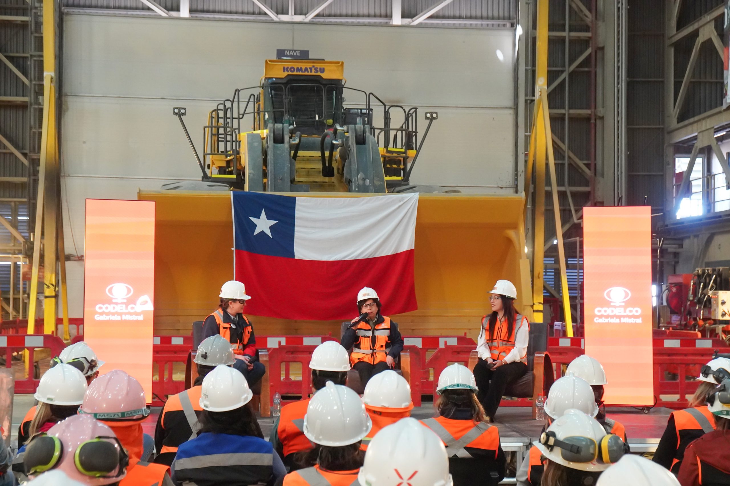 Más de cien mujeres de Gabriela Mistral compartieron en conversatorio con Ministra de Minería