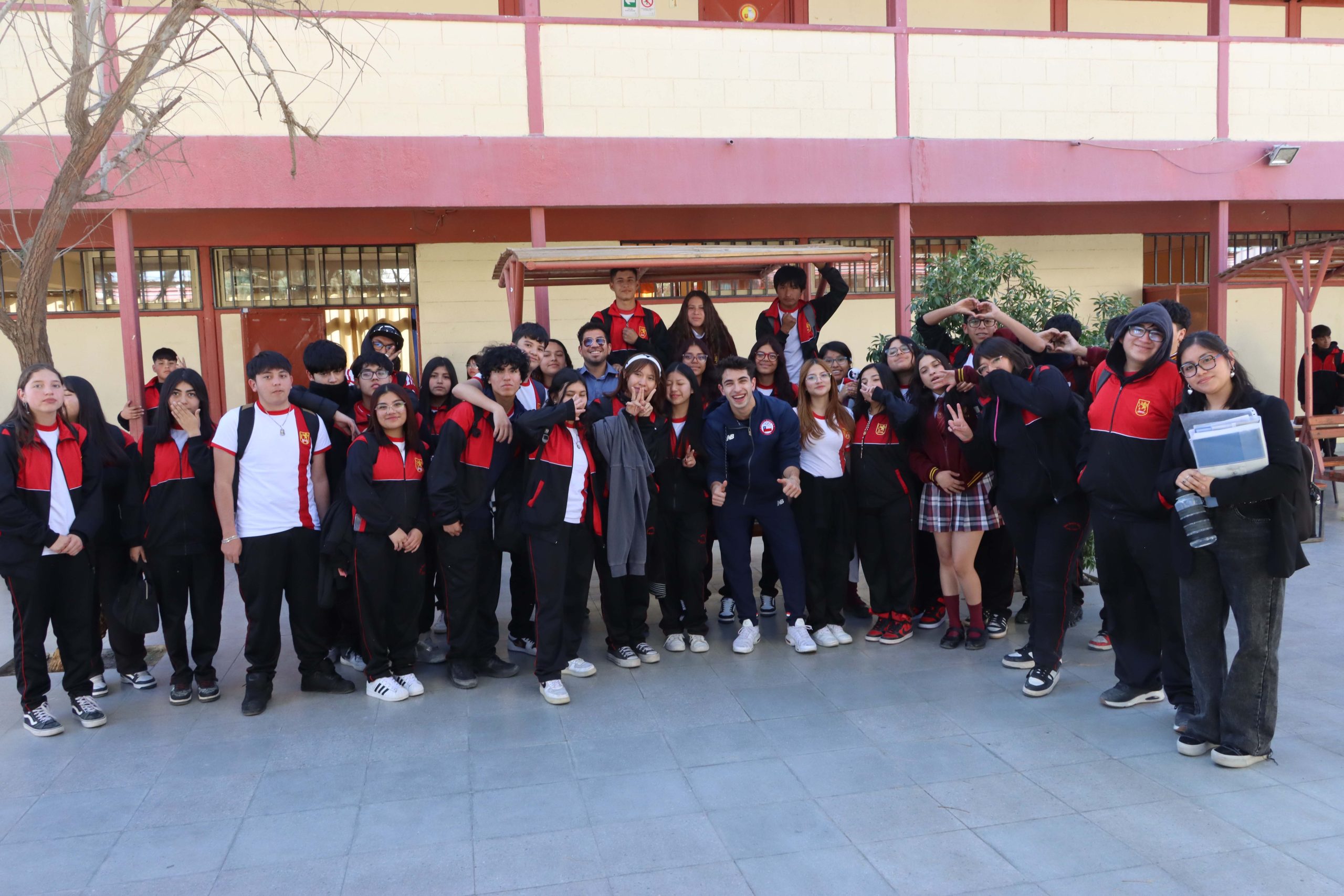 Estudiantes del Liceo Eleuterio Ramírez participaron en charla motivacional con destacado deportista nacional