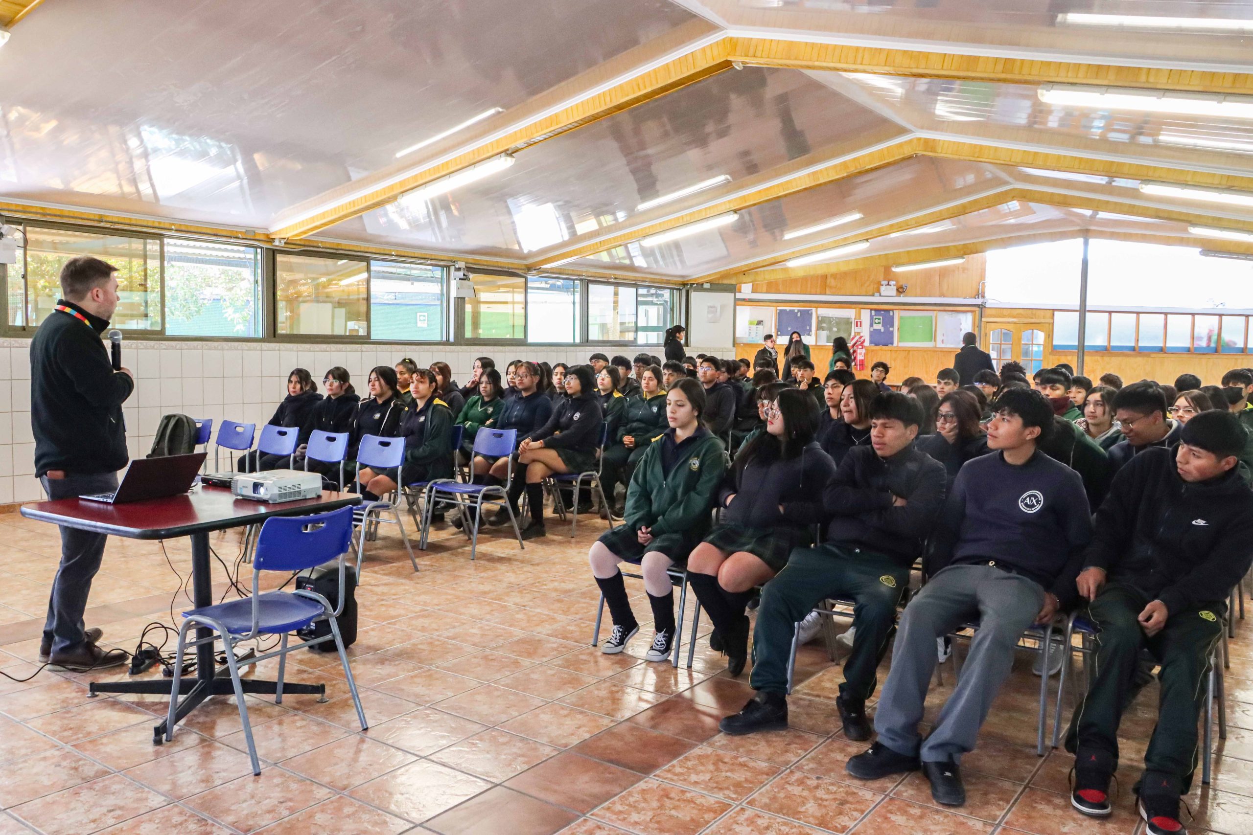 Ministro Hales reafirma su compromiso con la educación local con charla vocacional para estudiantes