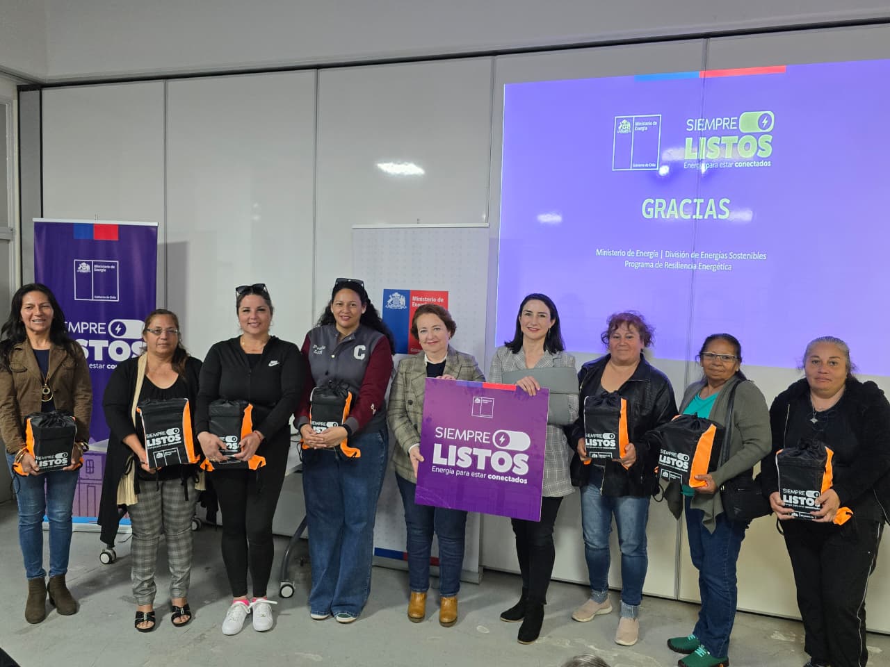 Programa Piloto Siempre Listos entregó a 41 juntas de vecinos kits de resiliencia energética