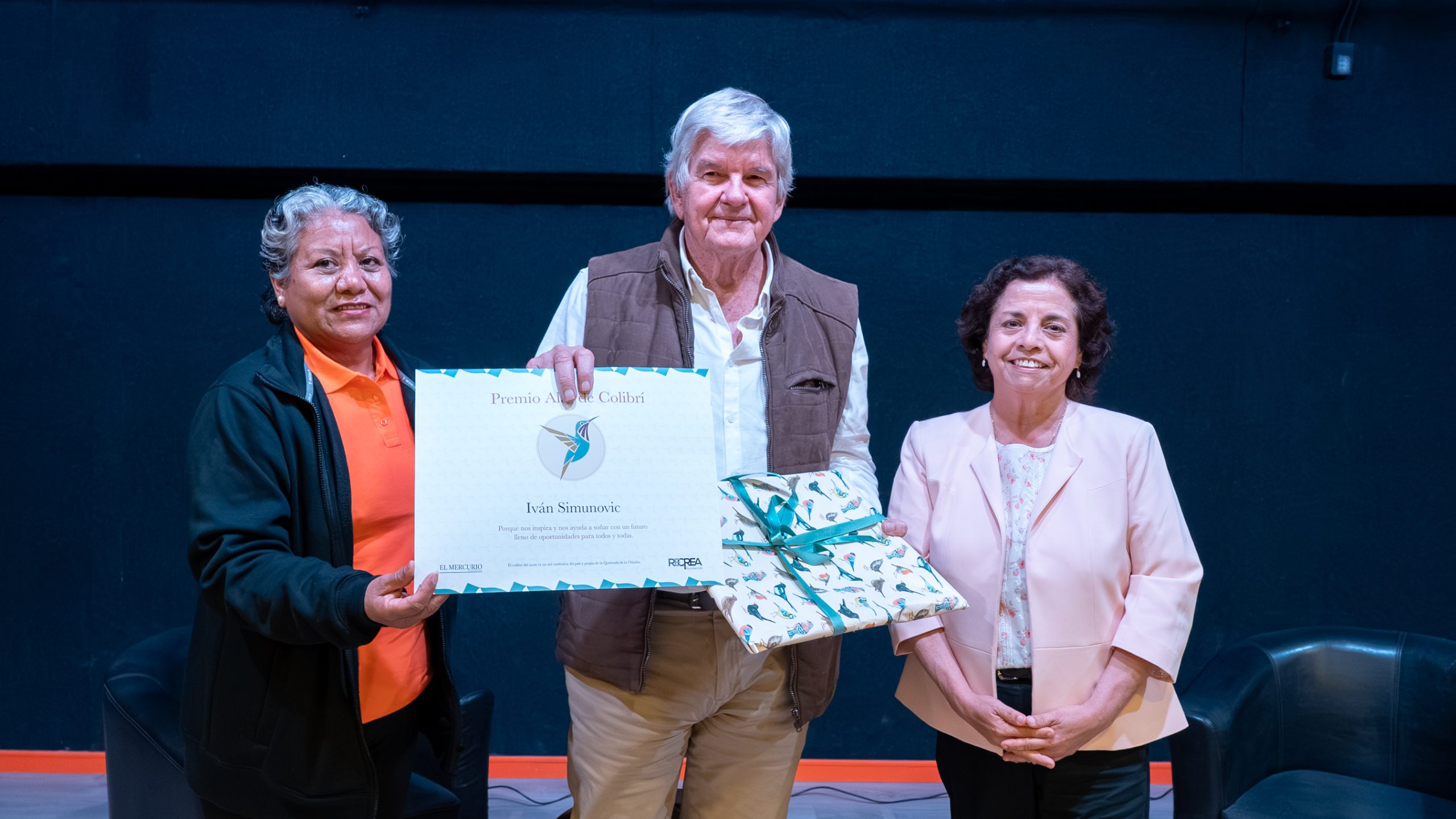 Iván Simunovic recibe premio “Alas de Colibrí” por su aporte