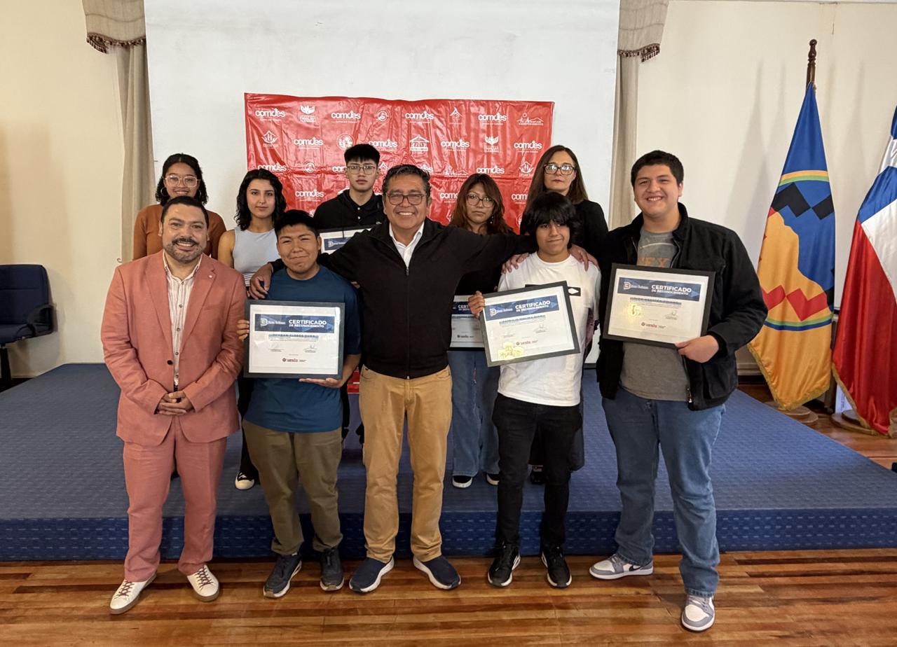 Alumnos destacados en la PAES reciben beca