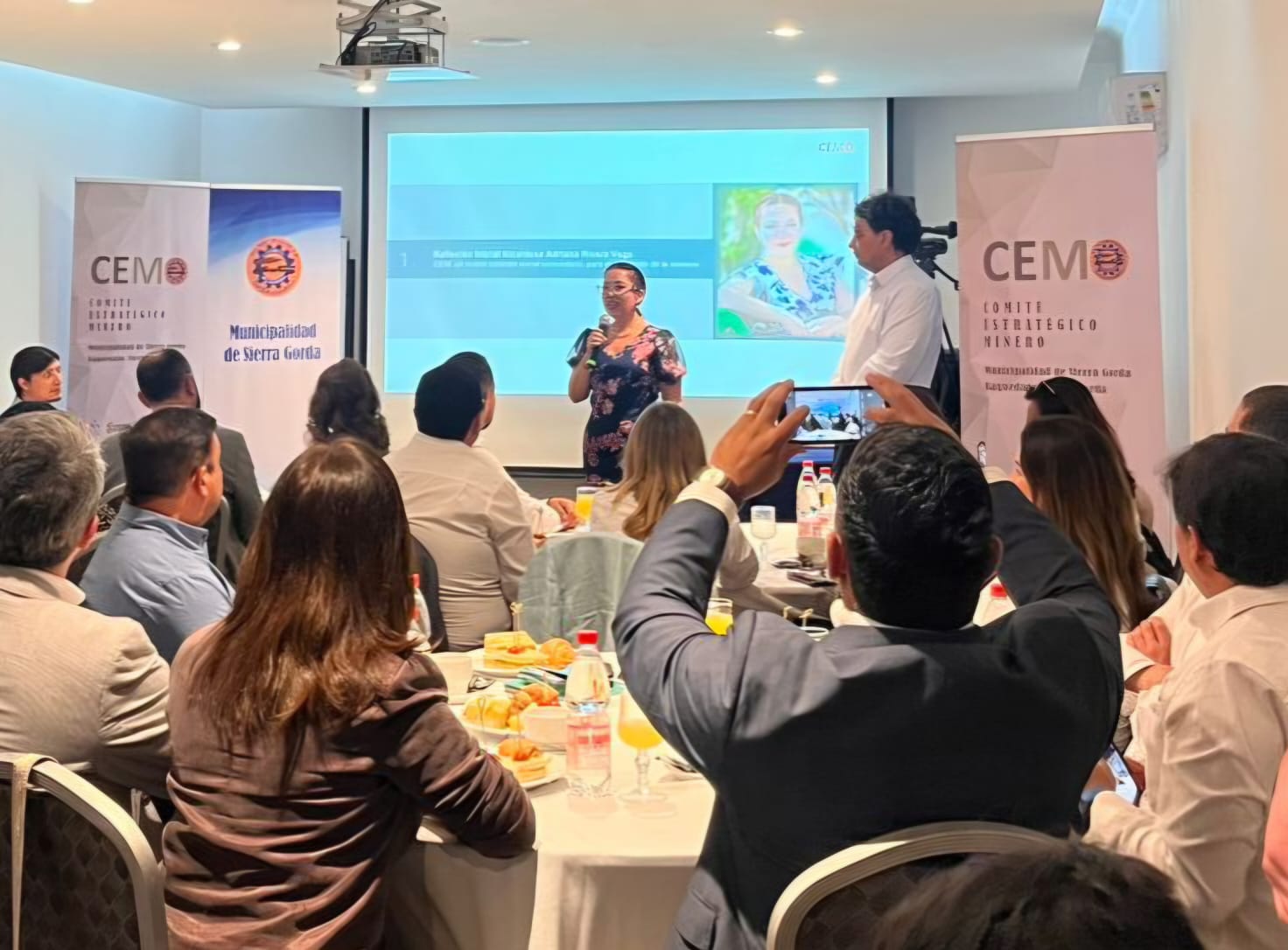 Adriana Rivera lidera alianza minera para reconstruir escuelas afectadas por incendios en el sur