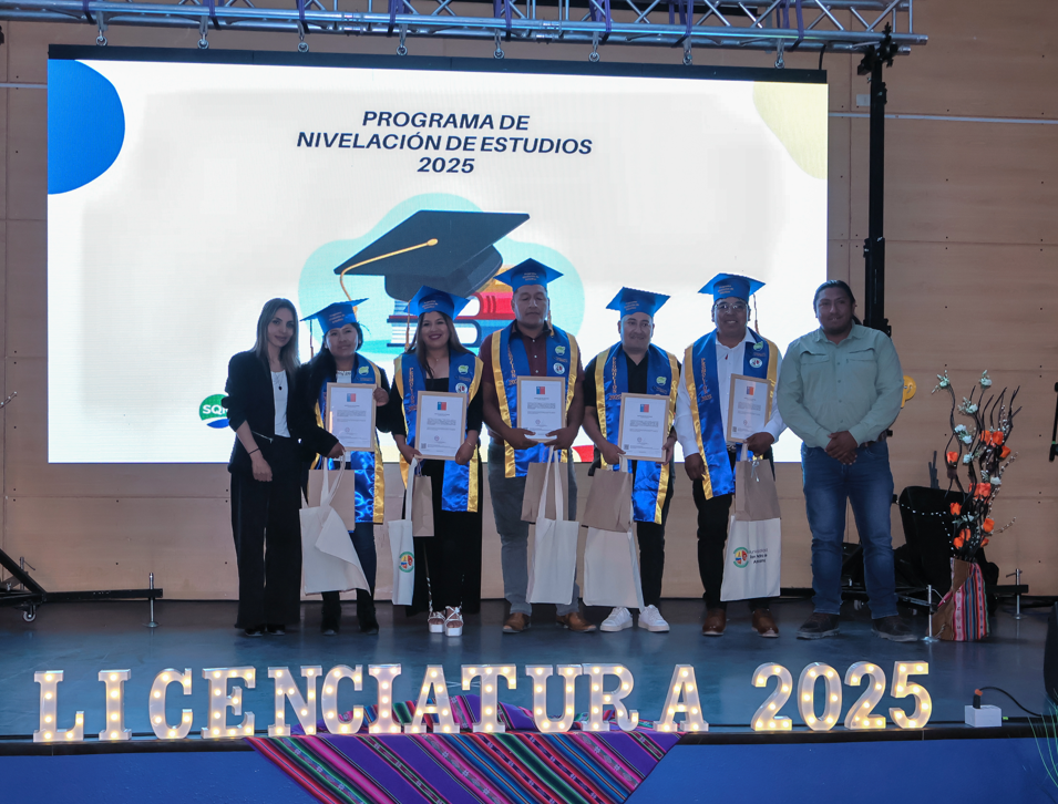 Adultos y jóvenes culminan estudios básicos y medios