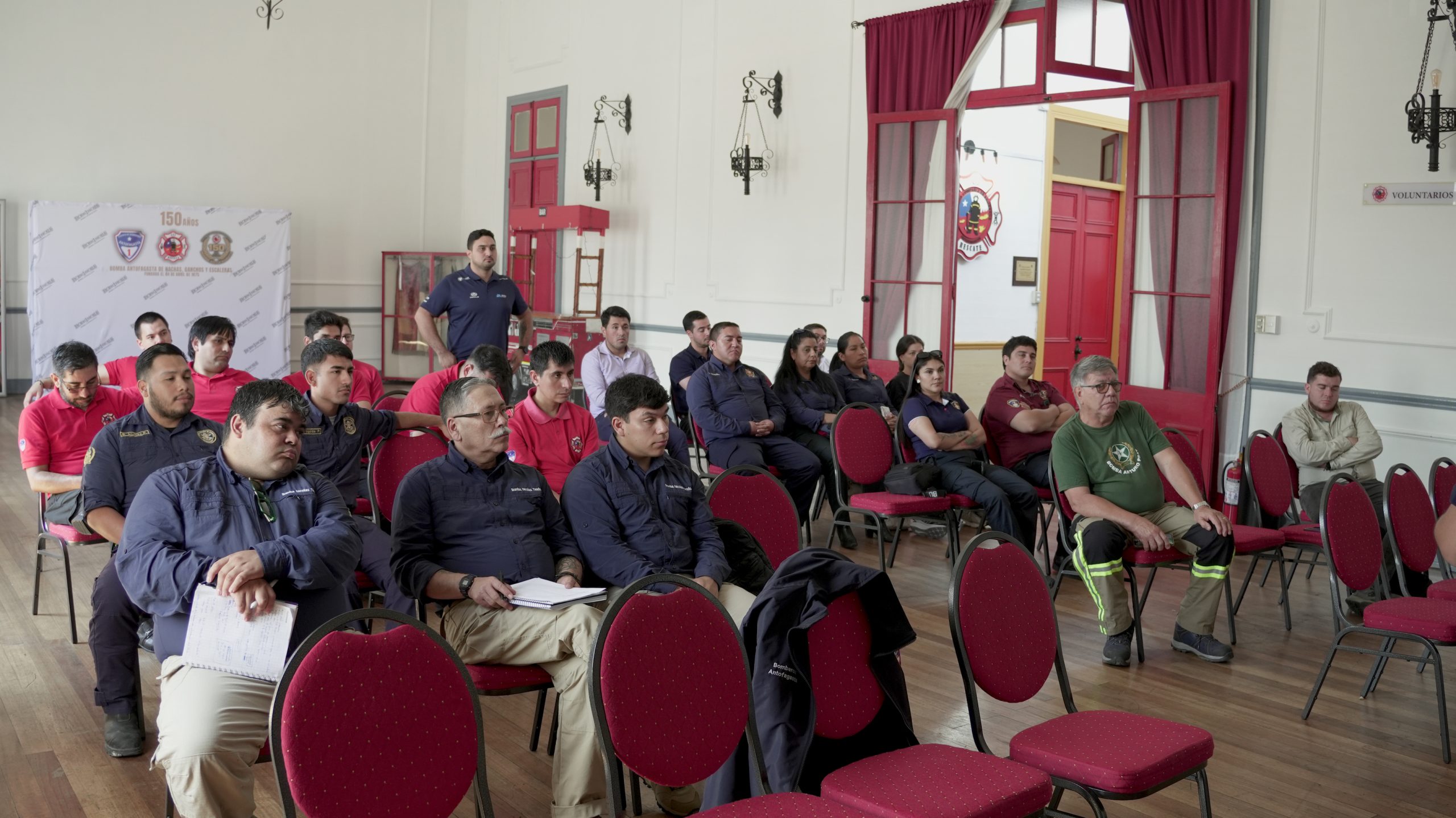Impulsan la electromovilidad segura reforzando el trabajo con Bomberos