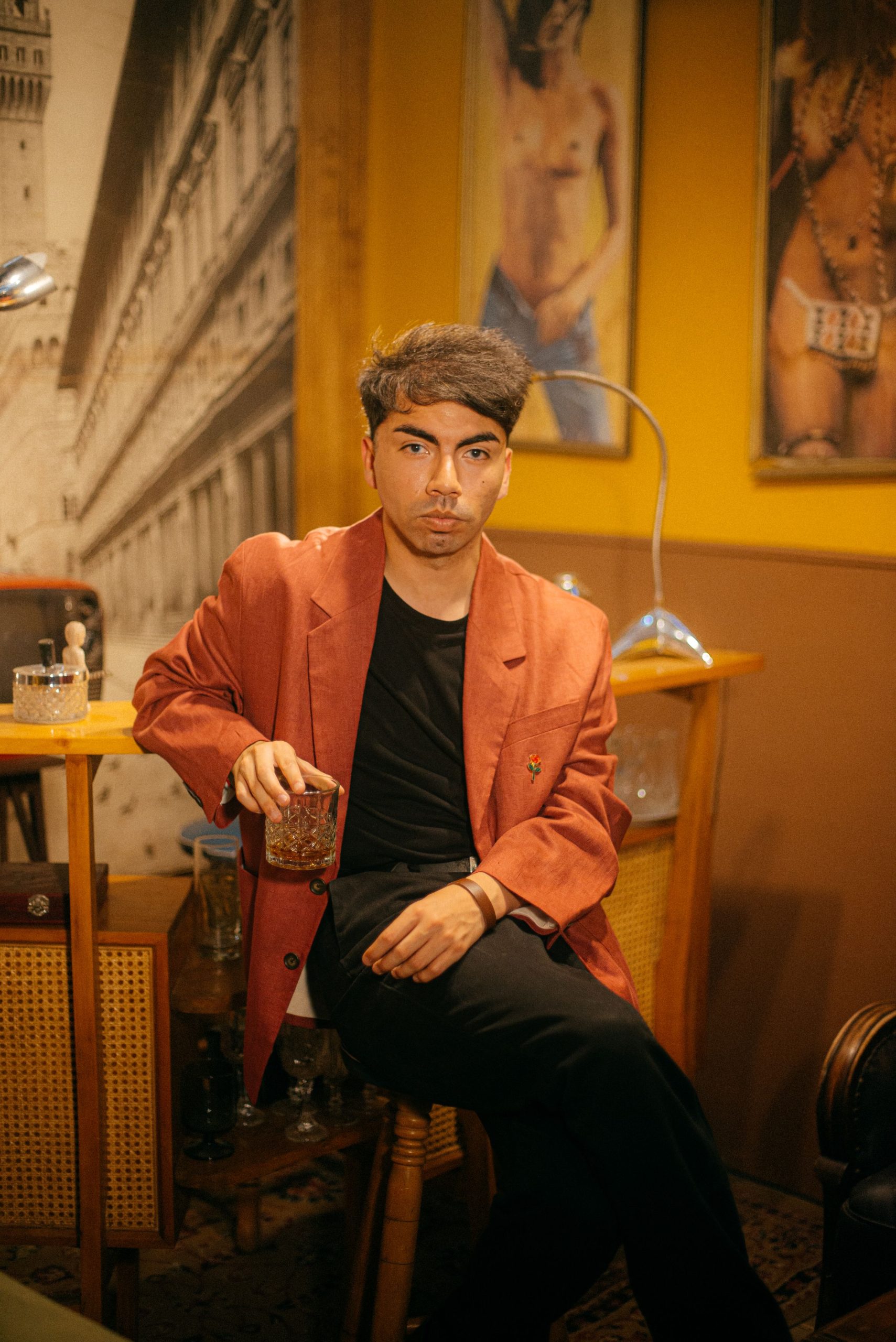 Chico de Neón y la crónica de una noche con su nuevo álbum “En el corazón del bar”