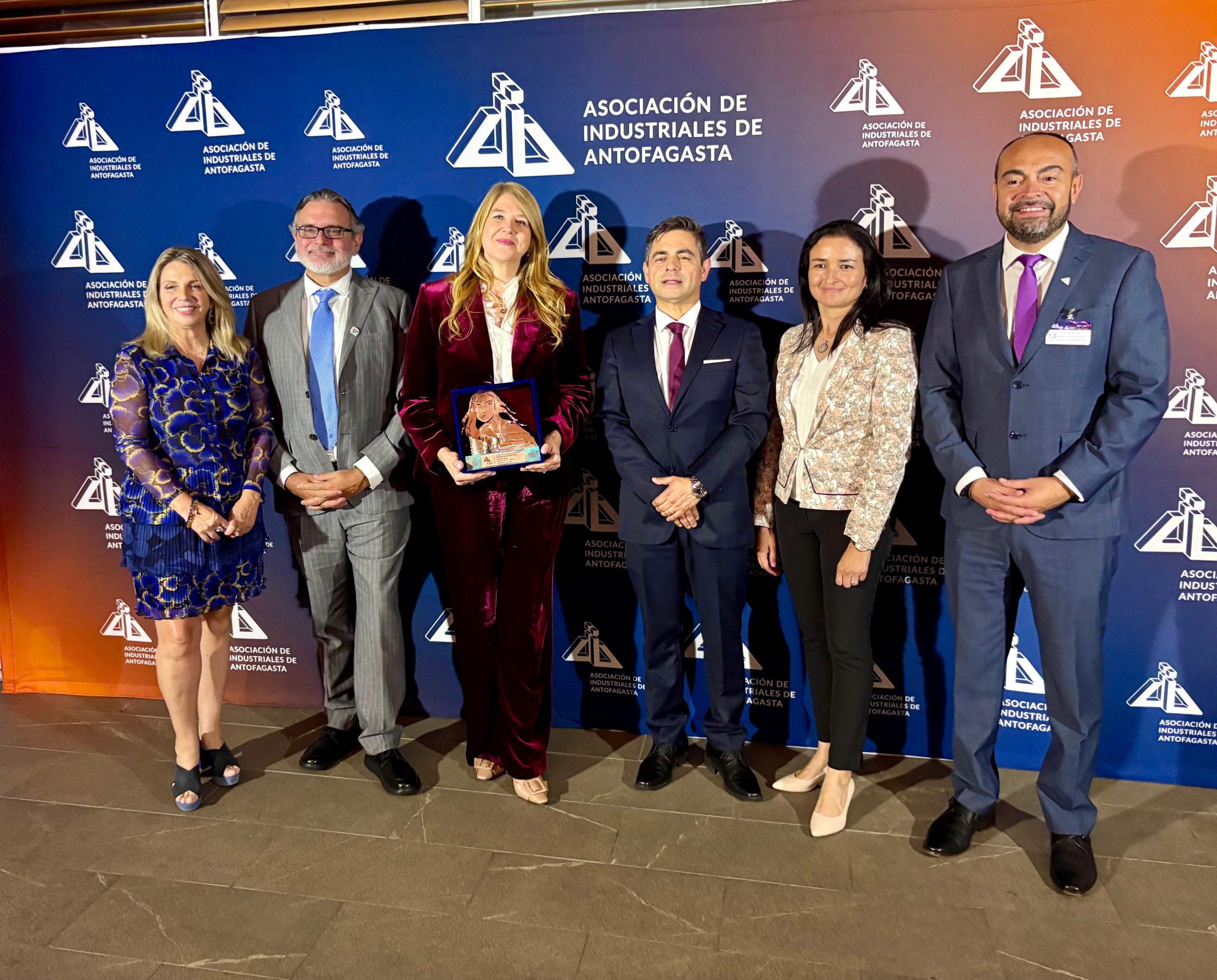 María de la Luz Osses es distinguida por su liderazgo en los Premios Mujer y Minería 2026