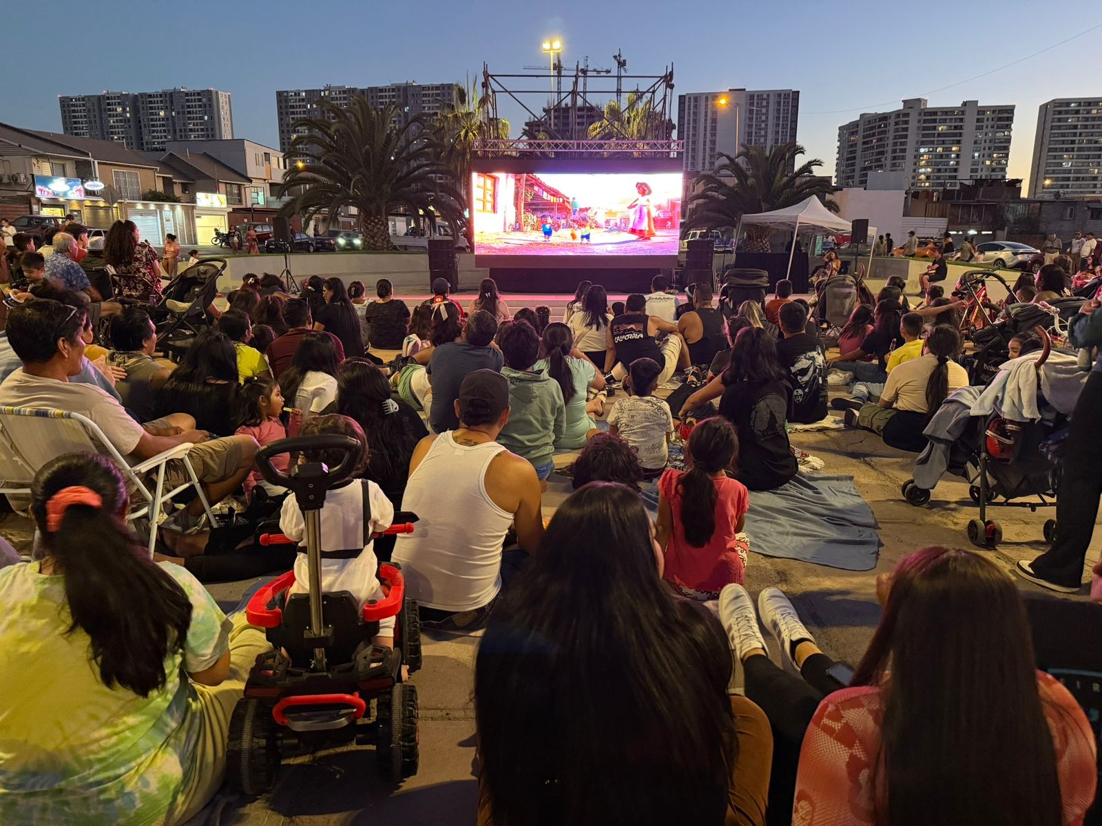 Cine Bajo las Estrellas llega al sector sur Un Viernes de Locos