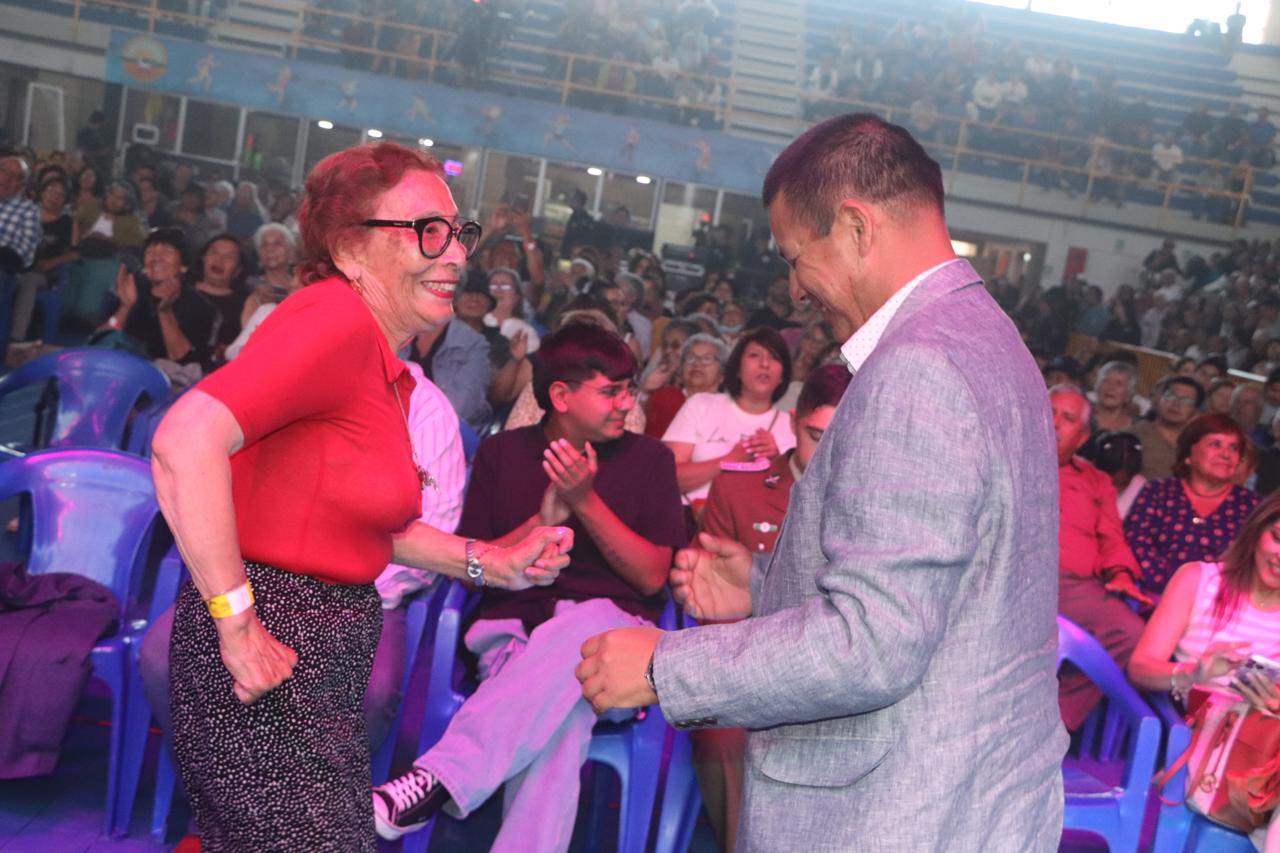 Reviviendo Momentos del Ayer, con Adrián y Los Dados Negros